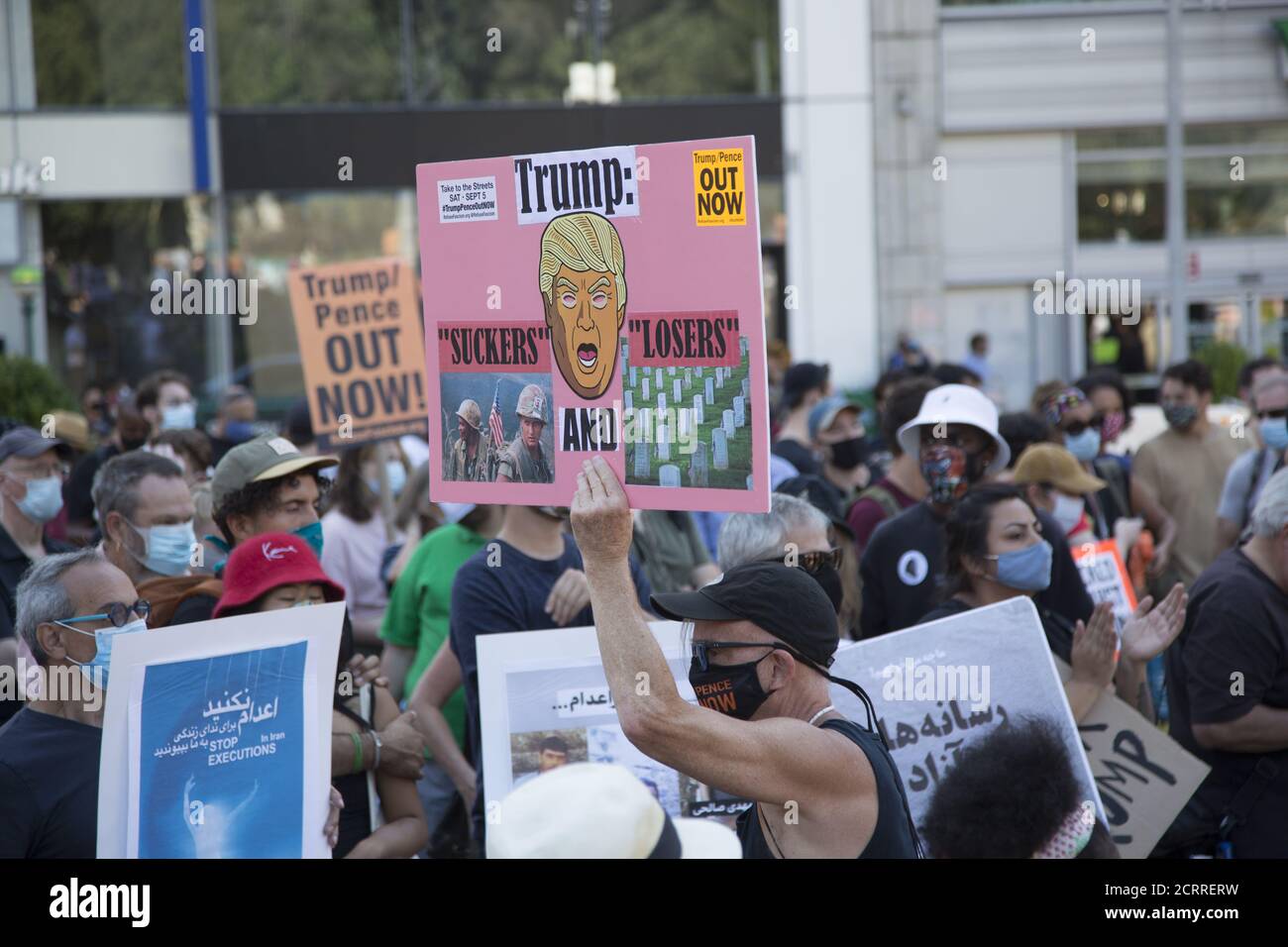 Manifestazione e marcia per votare il regime di Trump/Pence a novembre organizzato da 'Rifiuta fascismo' e altri gruppi a Union Square a Manhattan, New York City. Foto Stock