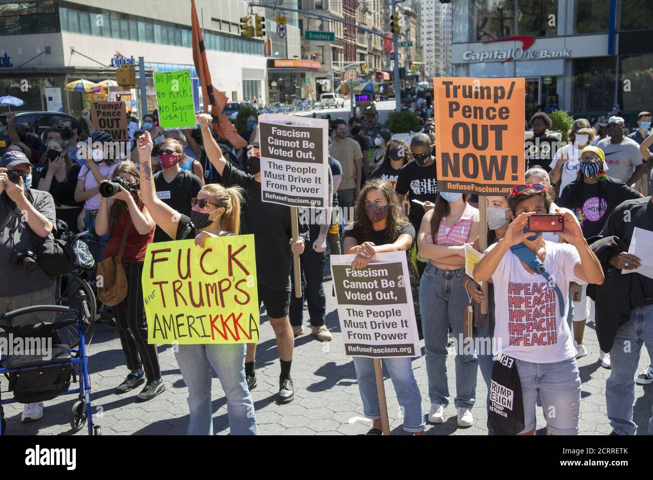 Manifestazione e marcia per votare il regime di Trump/Pence a novembre organizzato da 'Rifiuta fascismo' e altri gruppi a Union Square a Manhattan, New York City. Foto Stock