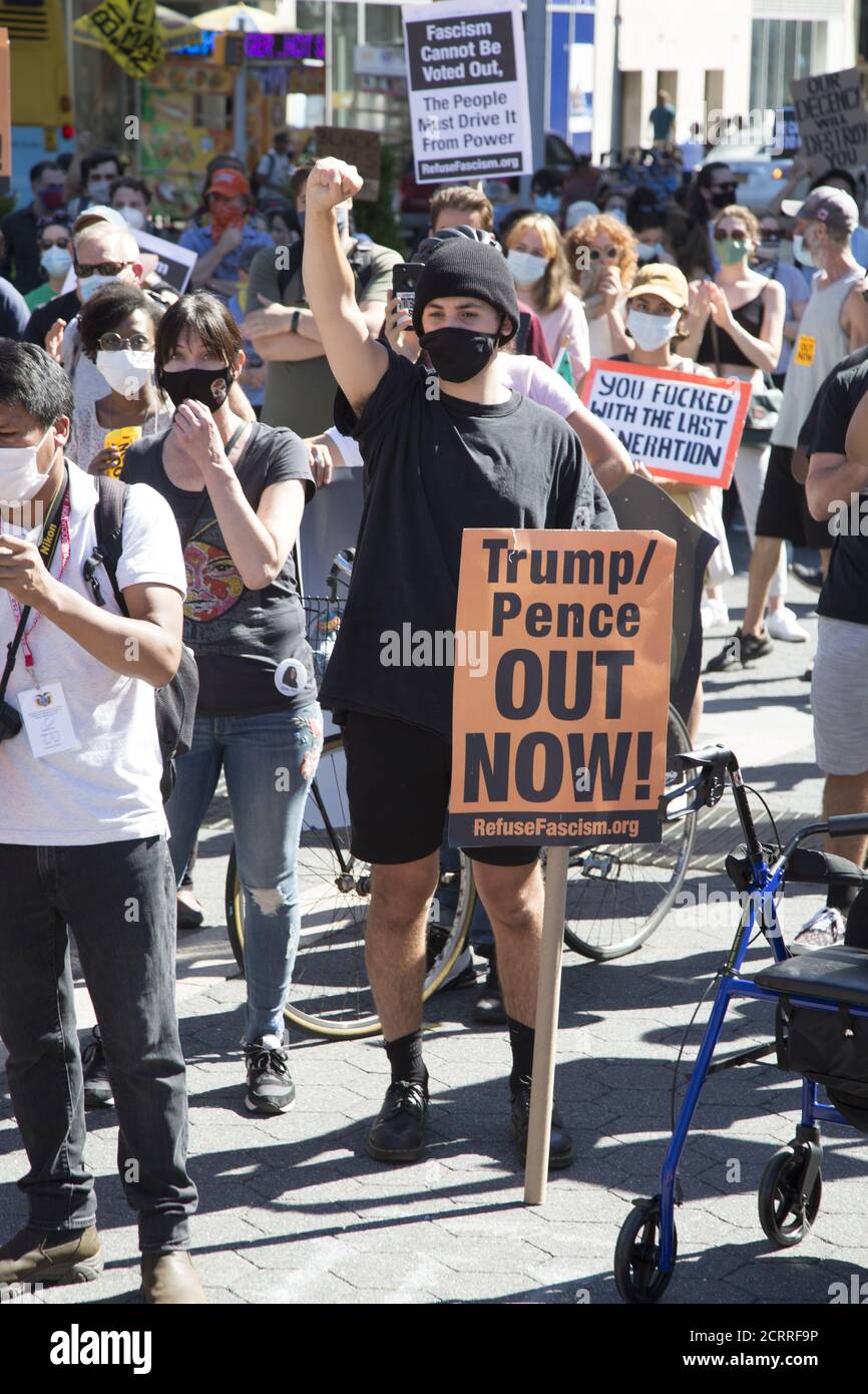 Manifestazione e marcia per votare il regime di Trump/Pence a novembre organizzato da 'Rifiuta fascismo' e altri gruppi a Union Square a Manhattan, New York City. Foto Stock