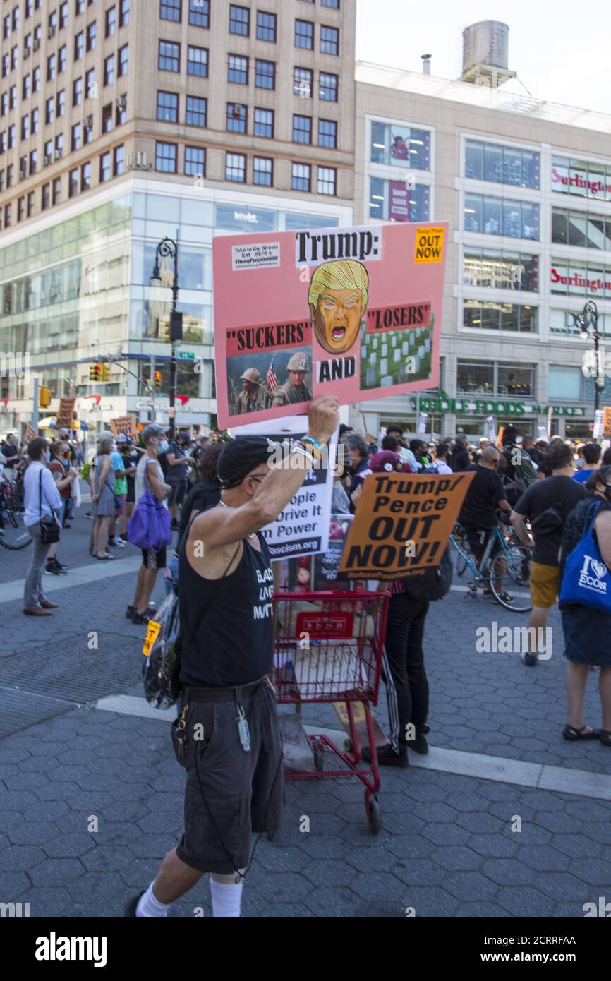 Manifestazione e marcia per votare il regime di Trump/Pence a novembre organizzato da 'Rifiuta fascismo' e altri gruppi a Union Square a Manhattan, New York City. Foto Stock