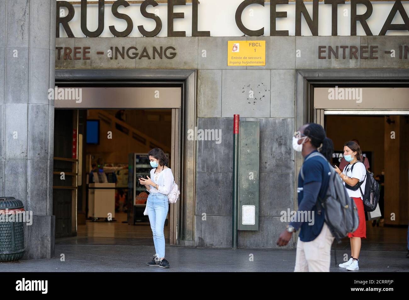 Bruxelles, Belgio. 19 Settembre 2020. Le persone che indossano maschere facciali sono viste alla stazione centrale di Bruxelles, Belgio, 19 settembre 2020. Il numero di casi confermati di COVID-19 in Belgio è salito a 100,748, secondo le ultime cifre dell'istituto sanitario Sciensano di domenica. Credit: Zhang Cheng/Xinhua/Alamy Live News Foto Stock