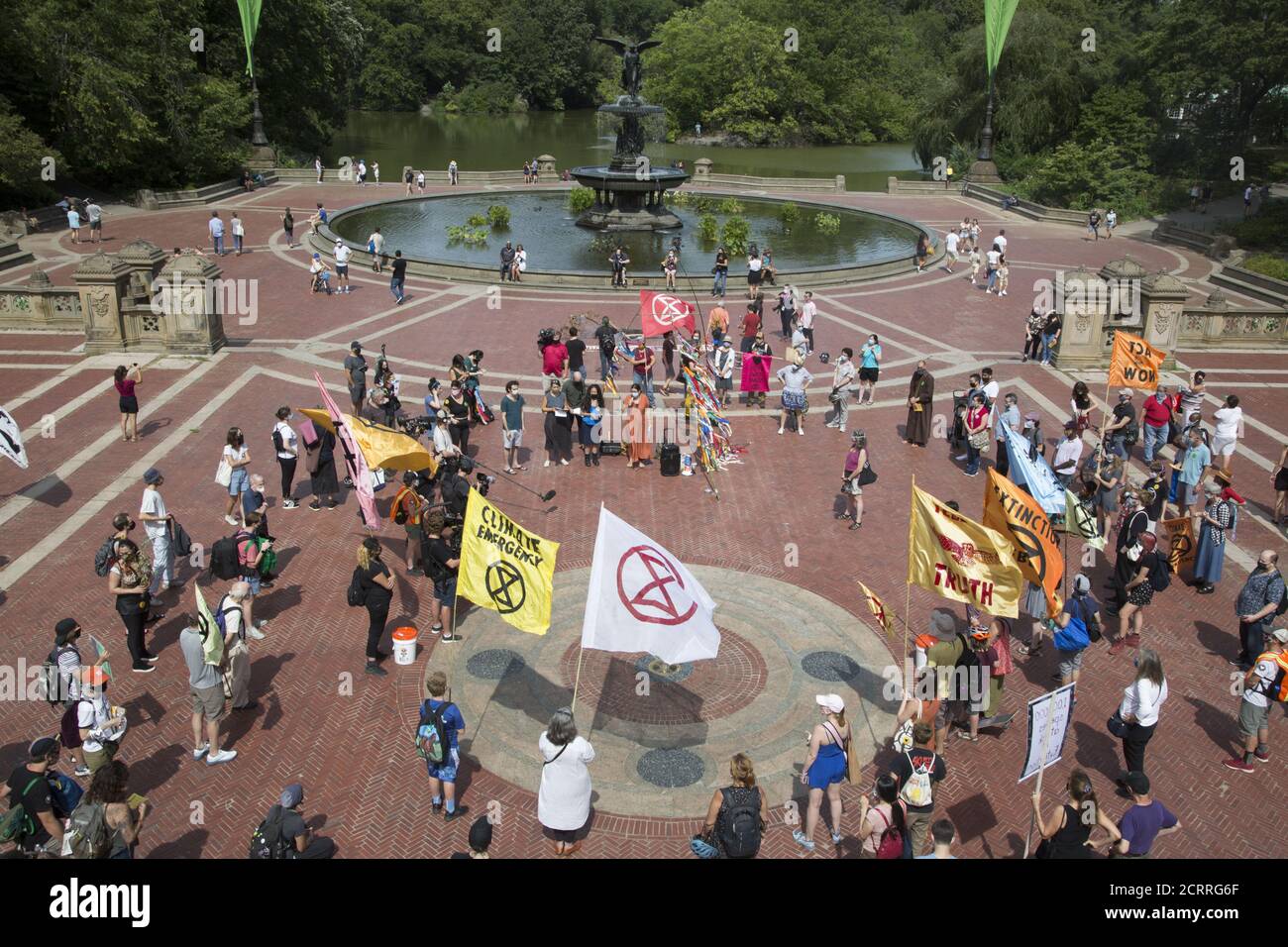 Manifestazione e marcia alla fontana di Bethesda nel Central Park organizzata da 'Extention Rebellion' per richiamare l'attenzione sulla necessità immediata di cambiamento di sistema negli Stati Uniti e in tutto il mondo per combattere la crisi climatica che ora si sta sperimentando in tutto il mondo sotto forma di incendi, uragani, siccità e inondazioni insieme all’inquinamento dell’aria e dell’acqua ad una scala senza precedenti. Foto Stock