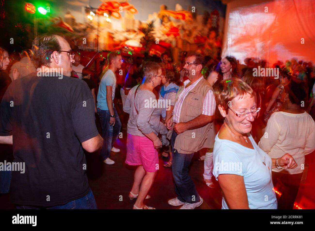 Parigi, Francia, eventi pubblici, Festa della Bastiglia, ballo del 14 luglio. Donne francesi, grande folla di persone, balla al ballo dei vigili del fuoco. Festeggiamenti natalizi con balli Foto Stock