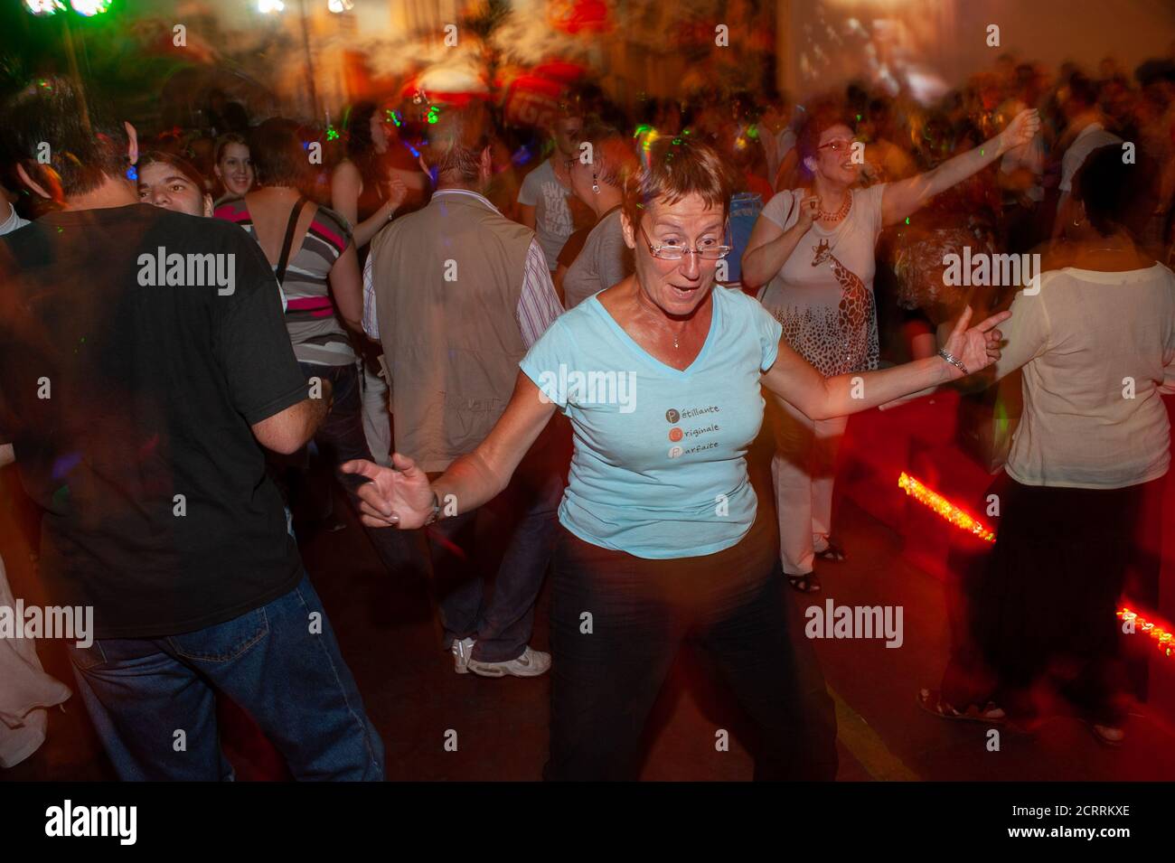 Parigi, Francia, grande folla di persone, pista da ballo, eventi pubblici, Festa della Bastiglia, ballo del 14 luglio. Donne francesi che ballano al ballo dei vigili del fuoco. Divertimento per le vacanze, festeggiamenti per le vacanze con balli Foto Stock