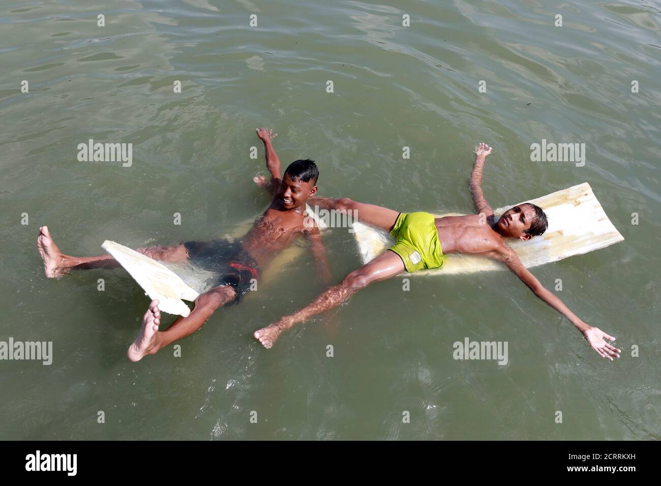 Dhaka, Bangladesh - 19 settembre 2020: I bambini di strada giocano sul fiume Buriganga nell'area di Dhaka, in mezzo al caldo della stagione autunnale che si fa caldo di giorno a Dhaka, Foto Stock
