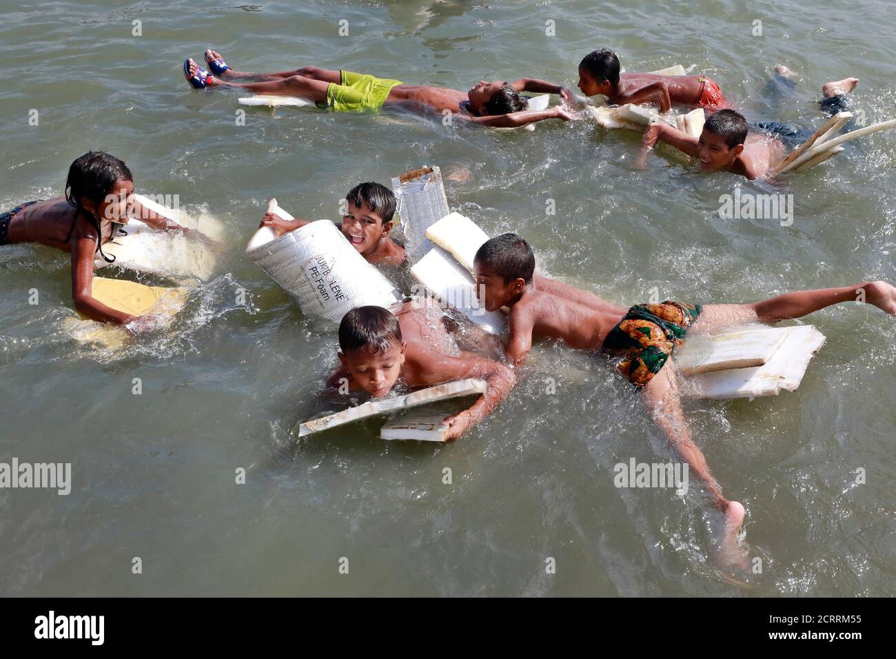 Dhaka, Bangladesh - 19 settembre 2020: I bambini di strada giocano sul fiume Buriganga nell'area di Dhaka, in mezzo al caldo della stagione autunnale che si fa caldo di giorno a Dhaka, Foto Stock