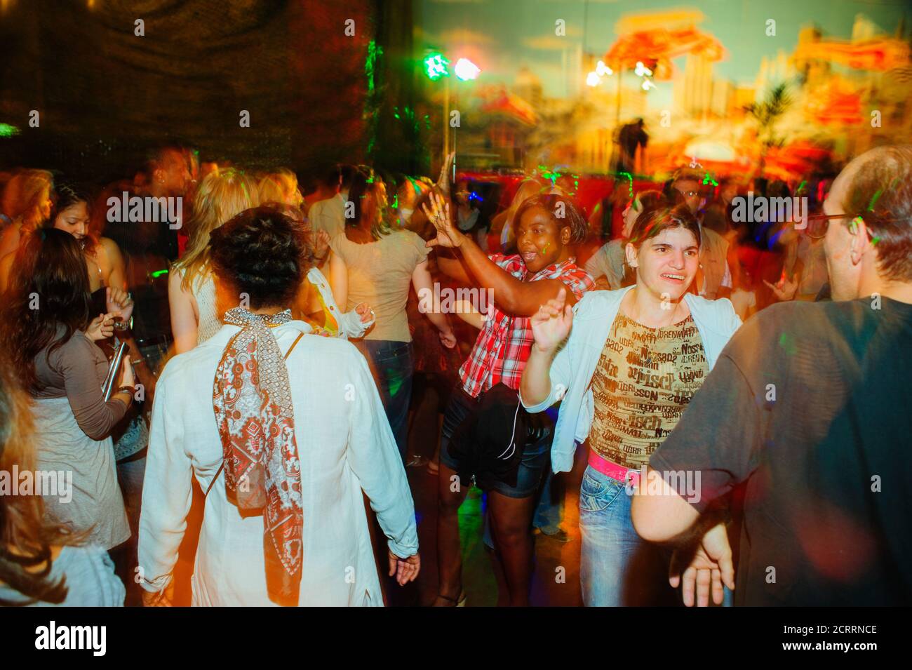 Parigi, Francia, eventi pubblici, Festa della Bastiglia, ballo del 14 luglio. Donne francesi in grande folla, ballare al ballo dei vigili del fuoco. Foto Stock