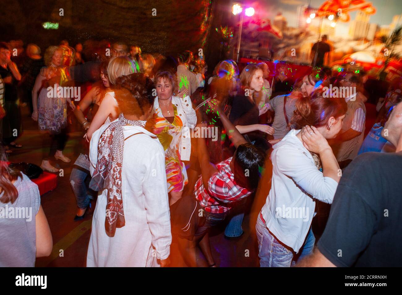 Parigi, Francia, eventi pubblici, Festa della Bastiglia, ballo del 14 luglio. Donne francesi che ballano al ballo dei vigili del fuoco. la folla della francia varia, bal france Foto Stock