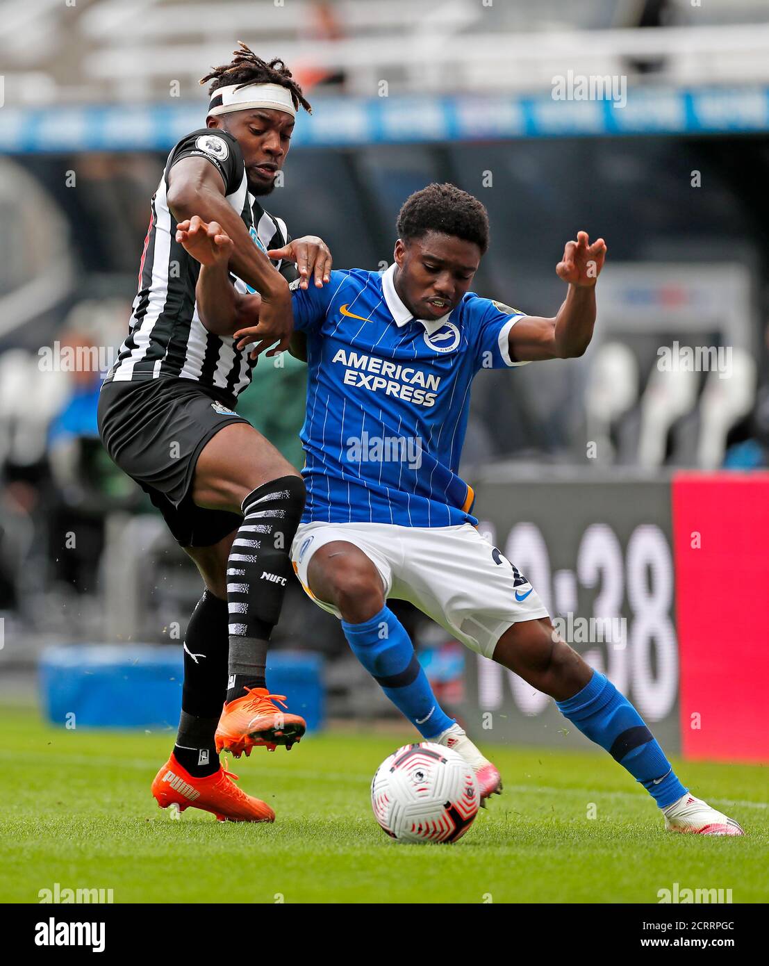 Allan Saint-Maximin (a sinistra) di Newcastle United e Tariq Lamptey di Brighton e Hove Albion combattono per la palla durante la partita della Premier League al St James' Park, Newcastle. Foto Stock