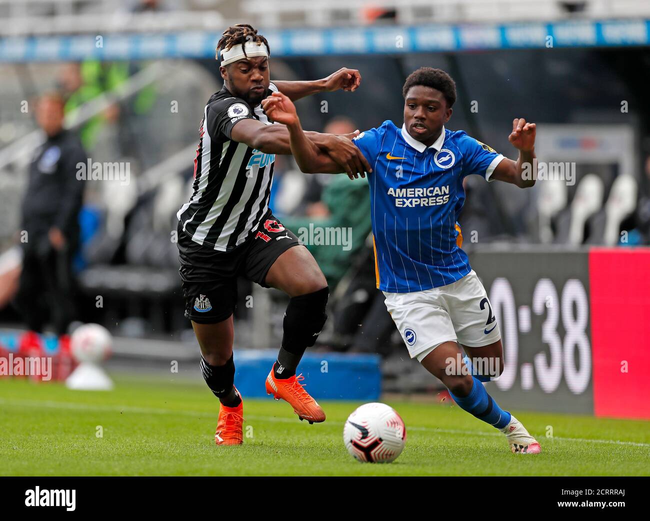 Allan Saint-Maximin (a sinistra) di Newcastle United e Tariq Lamptey di Brighton e Hove Albion combattono per la palla durante la partita della Premier League al St James' Park, Newcastle. Foto Stock