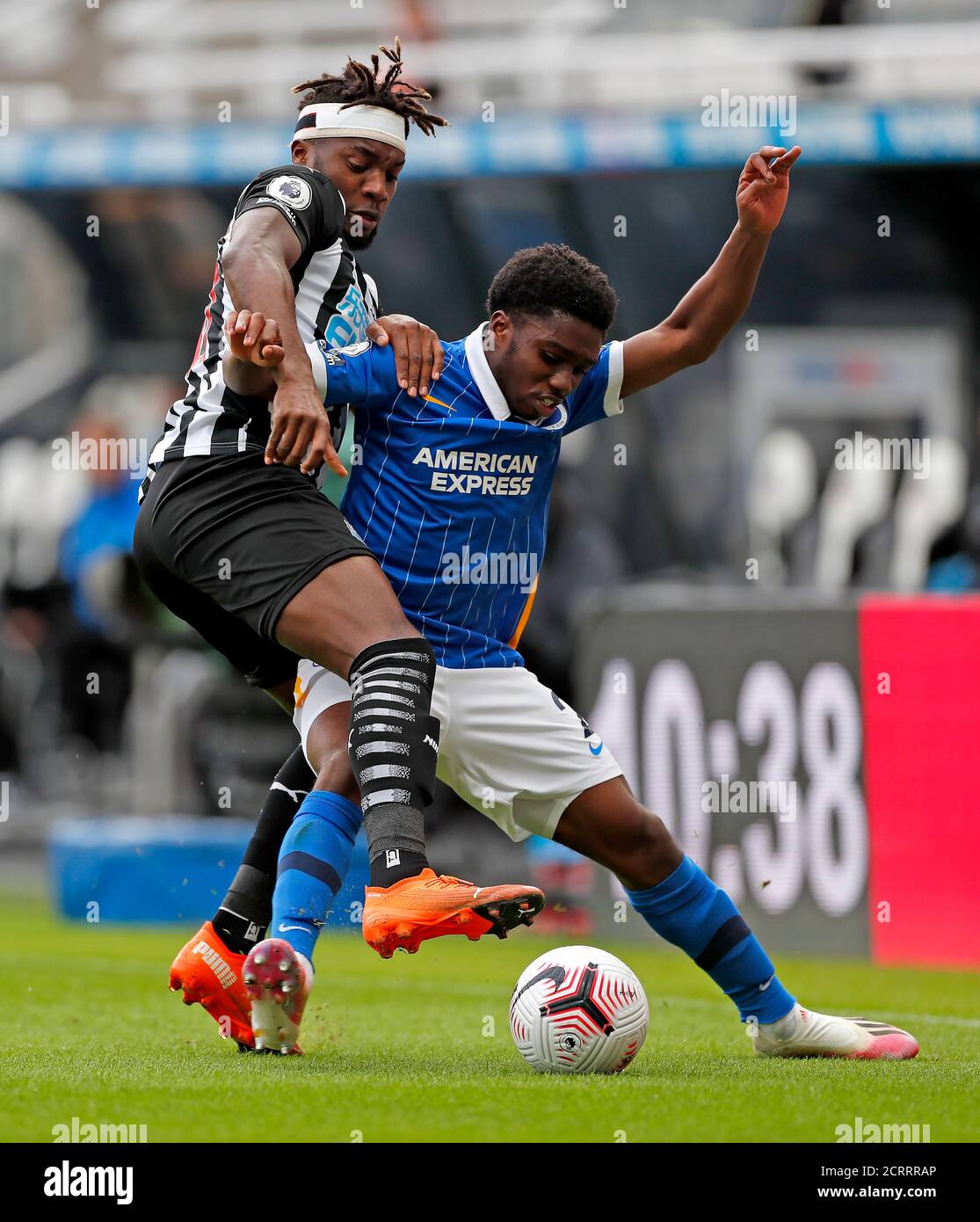 Allan Saint-Maximin (a sinistra) di Newcastle United e Tariq Lamptey di Brighton e Hove Albion combattono per la palla durante la partita della Premier League al St James' Park, Newcastle. Foto Stock