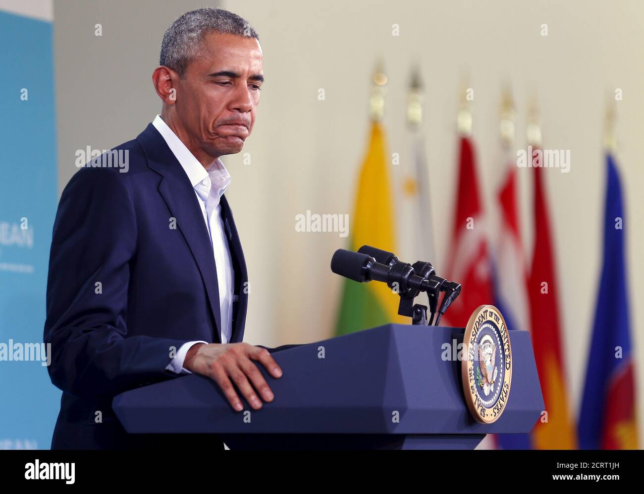Il presidente degli Stati Uniti Barack Obama si ferma per rispondere a una domanda durante una conferenza stampa a seguito del 10 vertice dell'Associazione delle nazioni del Sud-Est Asiatico (ASEAN) a Rancho Mirage, California, 16 febbraio 2016. REUTERS/Mike Blake Foto Stock