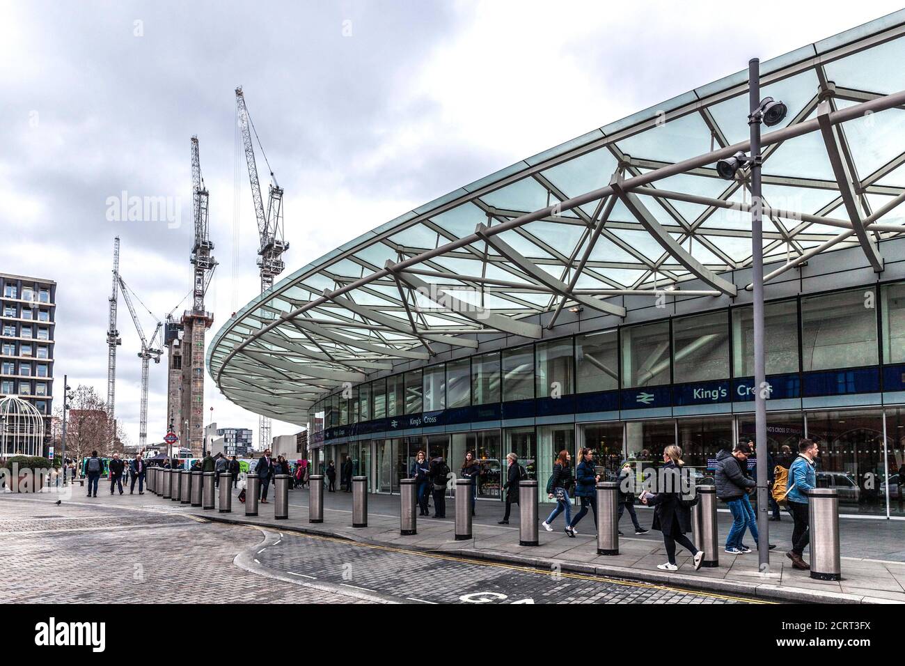 Un grande baldacchino in metallo e vetro fuori dalla stazione ferroviaria di King's Cross, Londra, Inghilterra, Regno Unito. Foto Stock