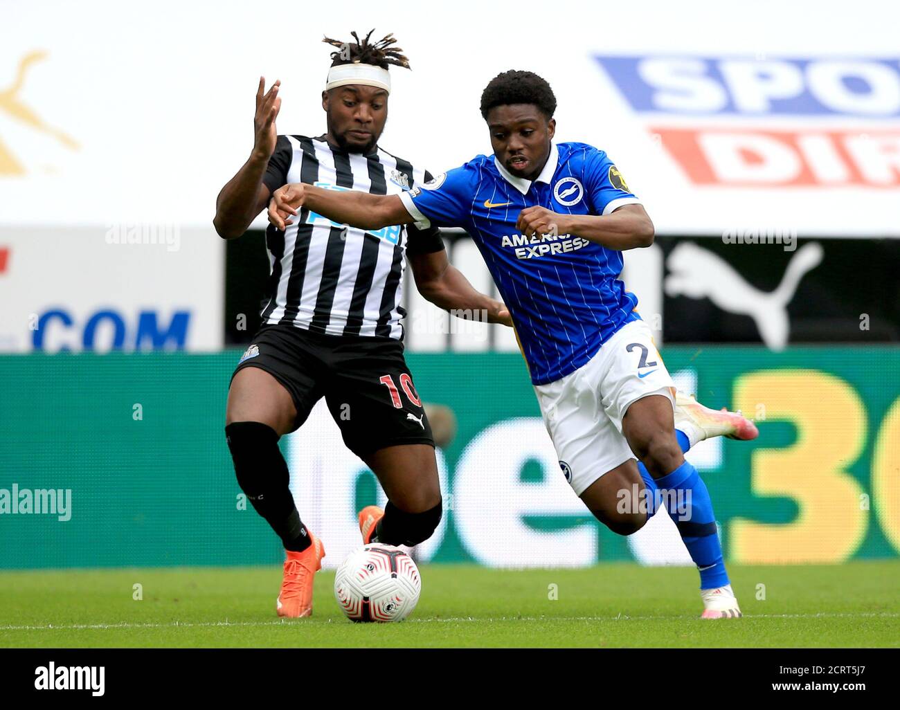 Allan Saint-Maximin (a sinistra) di Newcastle United e Tariq Lamptey di Brighton e Hove Albion combattono per la palla durante la partita della Premier League al St James' Park, Newcastle. Foto Stock