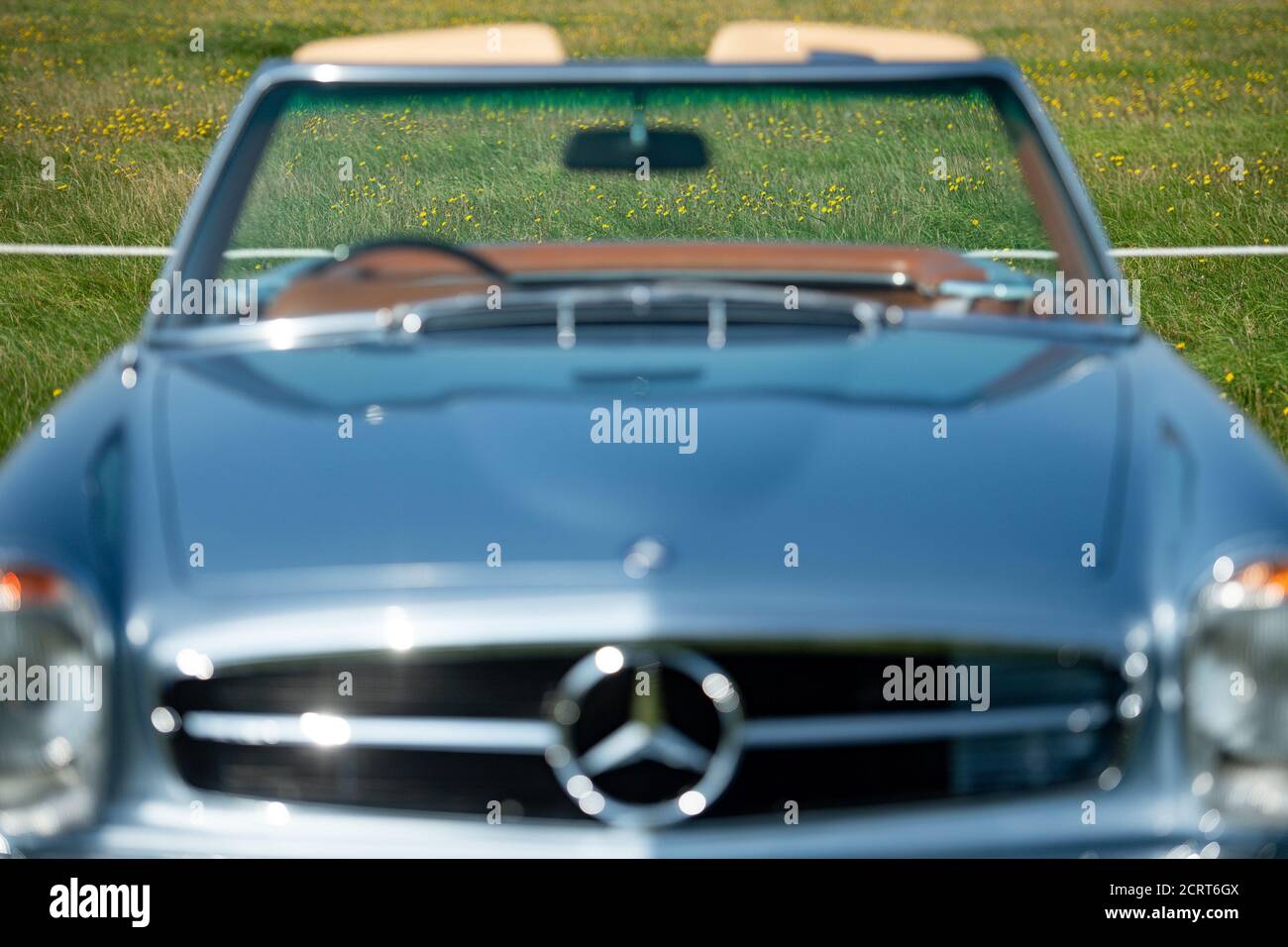 Una Mercedes 280 SL in mostra durante un pomeriggio caldo e soleggiato al Classic Car Drive nel fine settimana evento al Bicester Heritage. Foto Stock Una Mercedes 280 SL in mostra durante un pomeriggio caldo e soleggiato al Classic Car Drive nel fine settimana evento al Bicester Heritage. Foto Stock