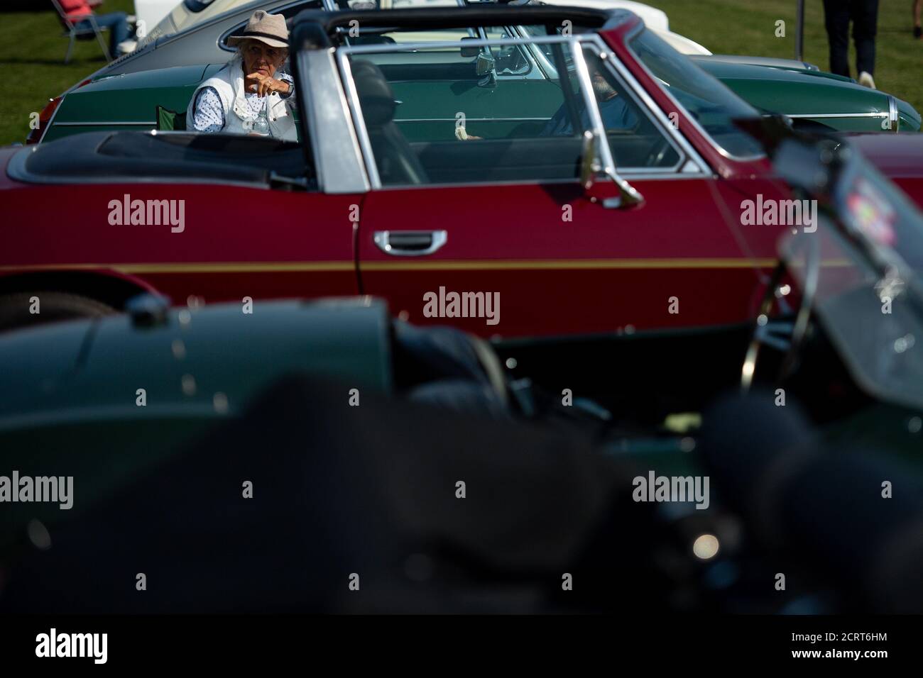 I visitatori durante il viaggio in auto classica nel fine settimana all'evento Bicester Heritage. Foto Stock I visitatori durante il viaggio in auto classica nel fine settimana all'evento Bicester Heritage. Foto Stock