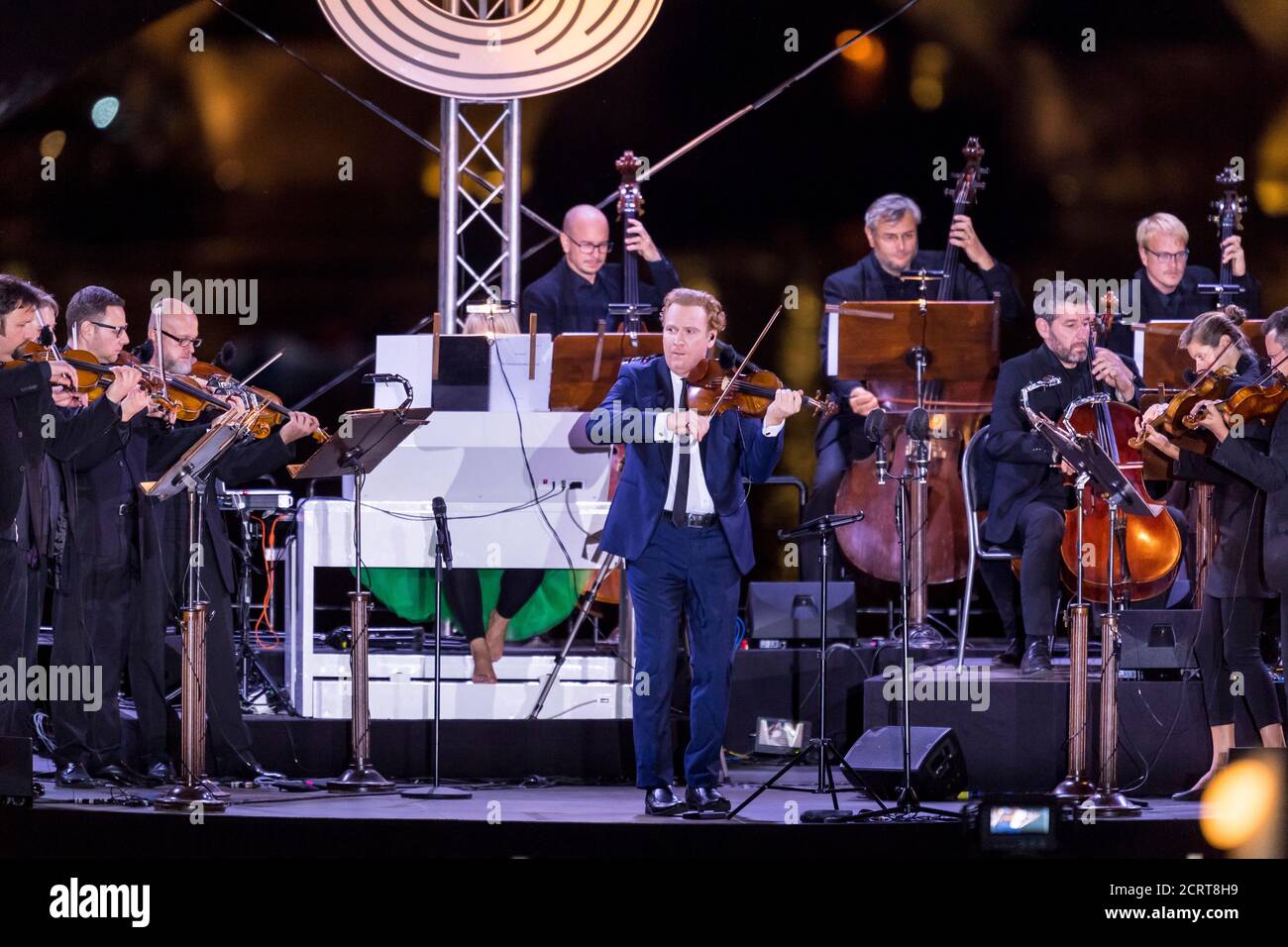 Il violinista britannico Daniel Hope si esibisce dal vivo in un concerto speciale Un ambiente mozzafiato: Un palcoscenico galleggiante sulla Moldava sotto con uno sfondo paromamico Foto Stock