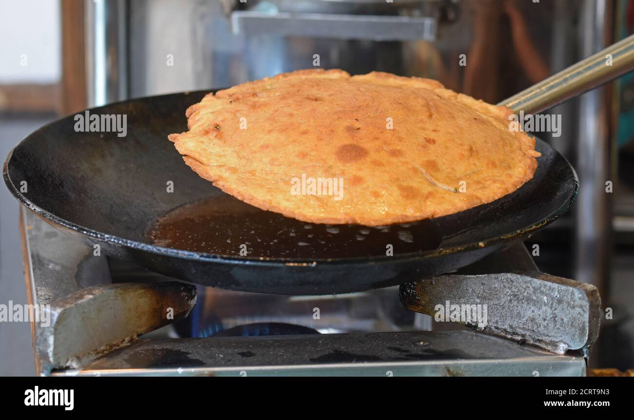 Pane piatto indiano - Alo Kulcha con Choley o patate ripiene Pane o Aloo farcito paratha, cucina, fuoco selettivo Foto Stock