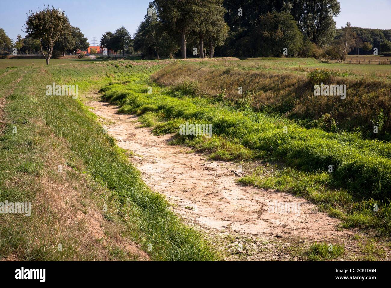 Il fiume secco caduto Issel vicino Wesel il 19 settembre. 2020, Renania Settentrionale-Vestfalia, Germania. Der trocken gefallene Fluss Issel bei Wesel am 19.09. Foto Stock