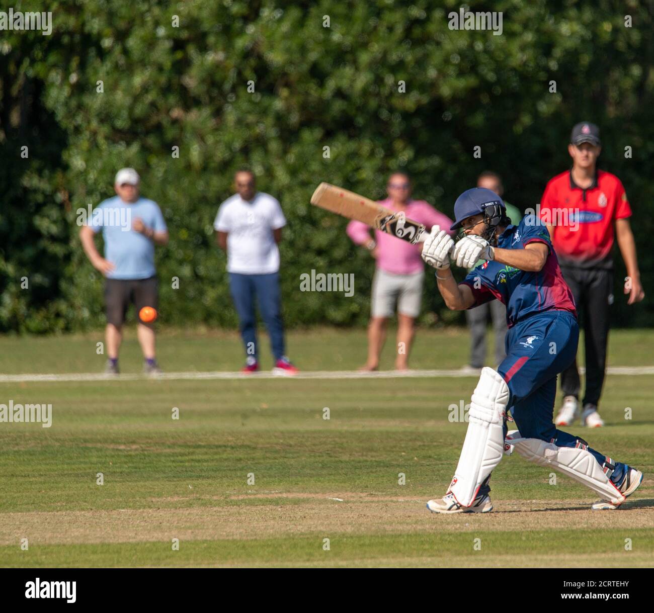 Brentwood Essex 20 settembre 2020 'ultimo match della stagione' Dukes Essex Twenty20 finale partita di cricket, Buckhurst Hill vs Hornchurch cricket club giocato al Brentwood Cricket Club. Distanza sociale molto limitata e poca "regola dei sei" in evidenza. Credit: Ian Davidson/Alamy Live News Foto Stock
