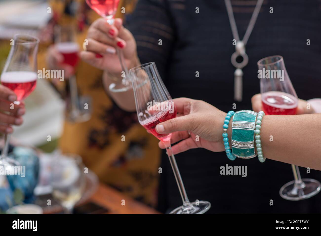 Si tostano le persone con bicchieri e champagne Foto Stock