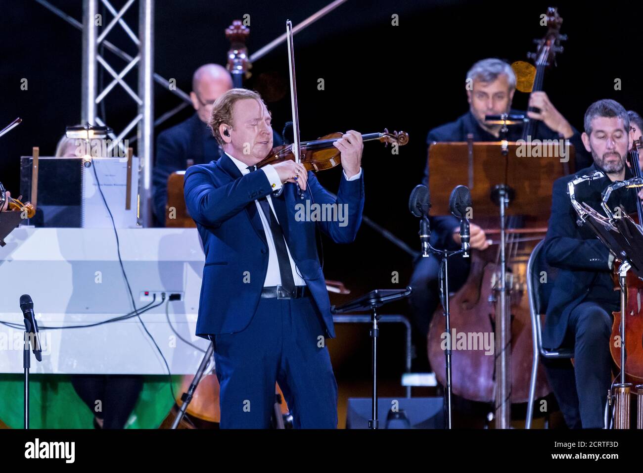 Il violinista britannico Daniel Hope si esibisce dal vivo in un concerto speciale Un ambiente mozzafiato: Un palcoscenico galleggiante sulla Moldava sotto con uno sfondo paromamico Foto Stock