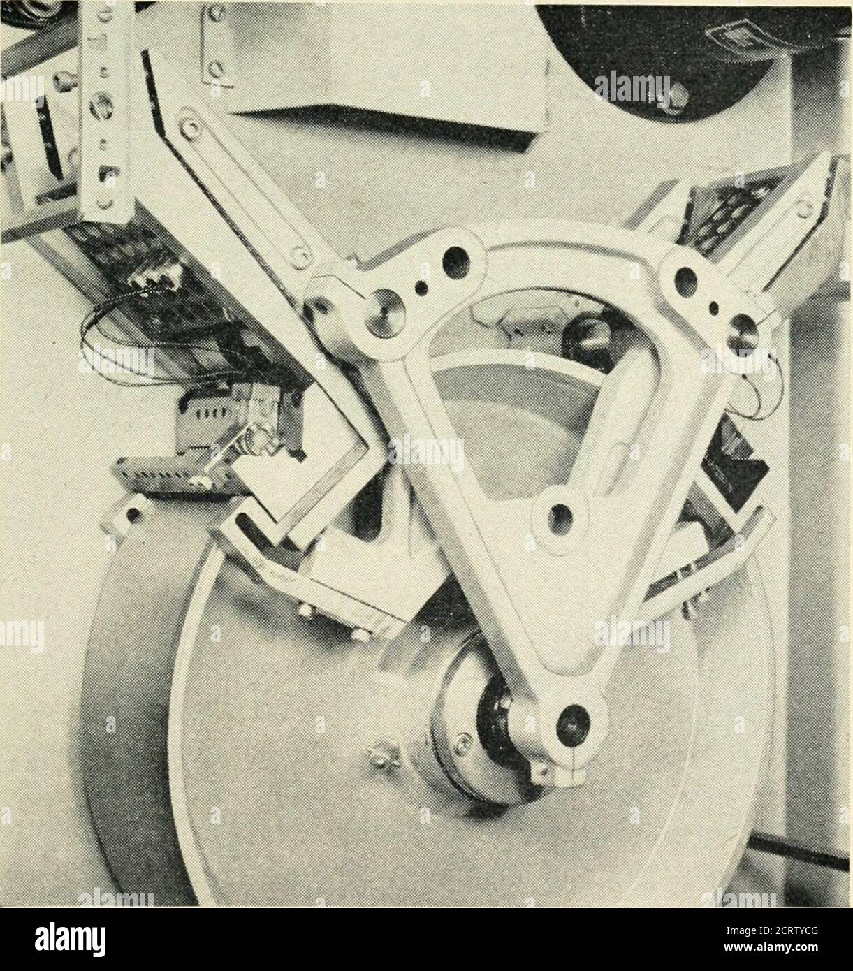 . La rivista tecnica Bell System . Fig. 16 lato cablaggio unità relè. Intervalli di perdita di potenza prolungati. La quantità di memoria è misurata in termini di cifre o bit binari. Il numero di bit equivalenti a tosingle Cross Connection può essere piuttosto grande. Pertanto, la memoria elettronica MEM-ory che sostituisce la memoria fissa, come nel convertitore di schede nei sistemi elettromeccanici moderni, dovrebbe essere elevata in bit di capacità, da 10^ a 10^ bit per 10,000 linee. Fig. 17 tamburo magnetico. 1008 LA GAZZETTA TECNICA DEL SISTEMA CAMPANA, SETTEMBRE 1956 Foto Stock