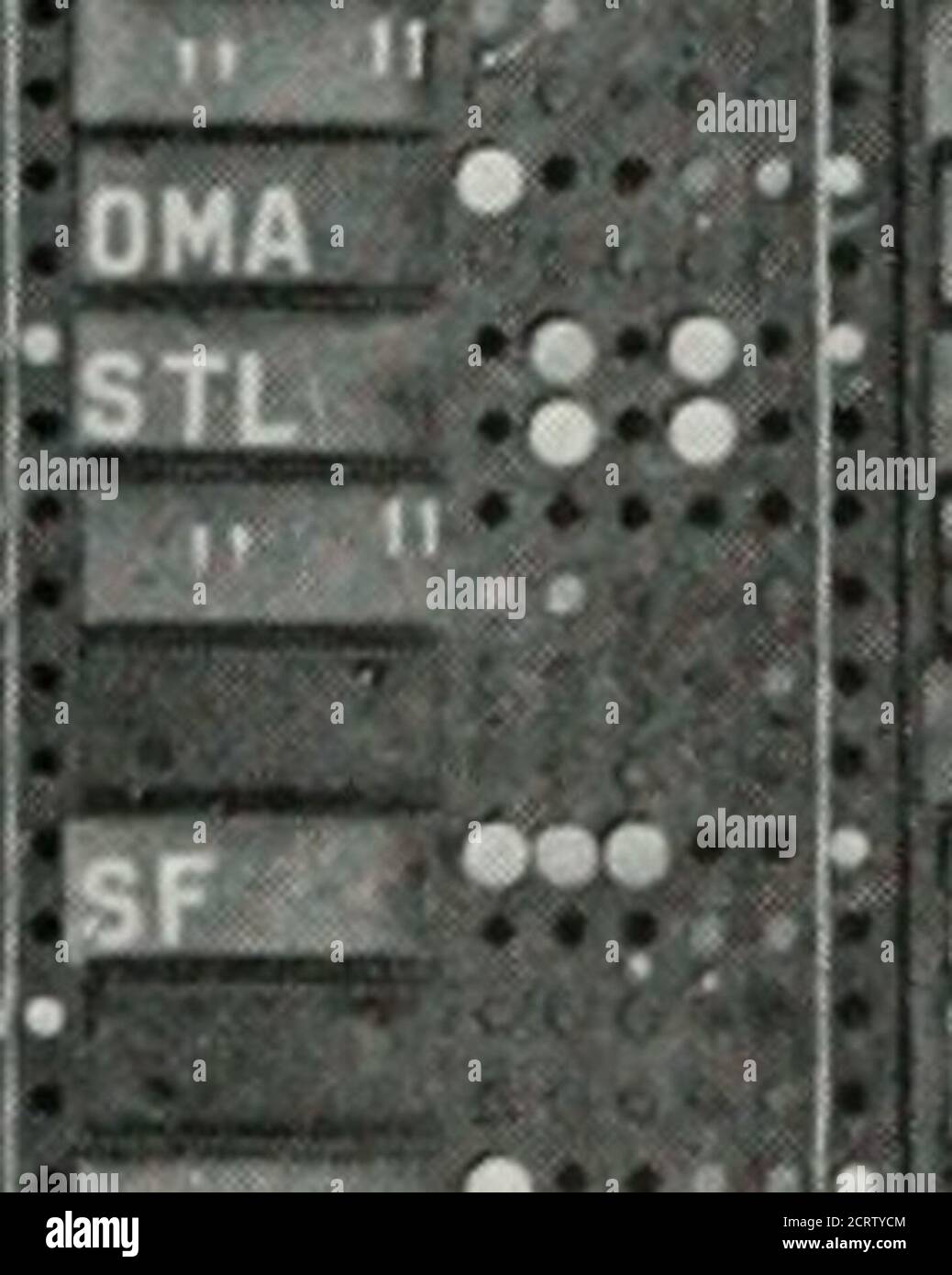 . Rivista Bell Telephone . CLiV* 4;,C80 ♦ „ ■,!•?&gt;- „ 81 cter* * ATOON BNK.vl BLBG•TVI DOV;/:V ESTN .vtrt „ IB, •••• •• i FRKVL ■X^rr HB6 CAROLINA •• AIK ASVL ciii-&lt; CHLOT , 11 * . GNBOGNVLRLGHSOPI ffIII-iWSAL ROANSALIS WASH M II HASlT •::;: * l&lt; 91 ■ ERIE i KC GRPS KXVL IPLS • *?*• • r •■ jmtn • LSVL . MILWJMEMP *. »l-TT :: DC • • : BTB - , /•ftffVL LANC. • LOL• LEB MK * MILT MRTM SO BELL ^ II 31 ■. YGTM •■ *nmk* primo piano di una sezione del tabellone di New York, i tappi di colori e shapesferenti del DIF-ferente indicando i circuiti od a sud e ad ovest come risultato delguasto lecibile Foto Stock