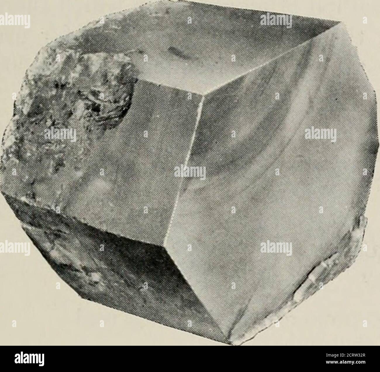 . Il giornale tecnico Bell System g dopo aver tagliato in questo modo tre dimensioni di dischi, con il resto della lastra da cui sono stati ottenuti, sono mostrati in Fig. L la lastra è mostrata nel cristallo originale parzialmente assemblato in Fig. 2 per mostrare il modo di taglio. Con tali dischi circolari si è trovato che si poteva trovare almeno un diametro per il quale il coefficiente di temperatura è molto piccolo in tutto l'intero intervallo di temperatura ambiente. I cristalli a basso coefficiente di temperatura così ottenuti sono subjectalle usuali difficoltà di montaggio, cioè che l'attrito sull'attacco considera Foto Stock