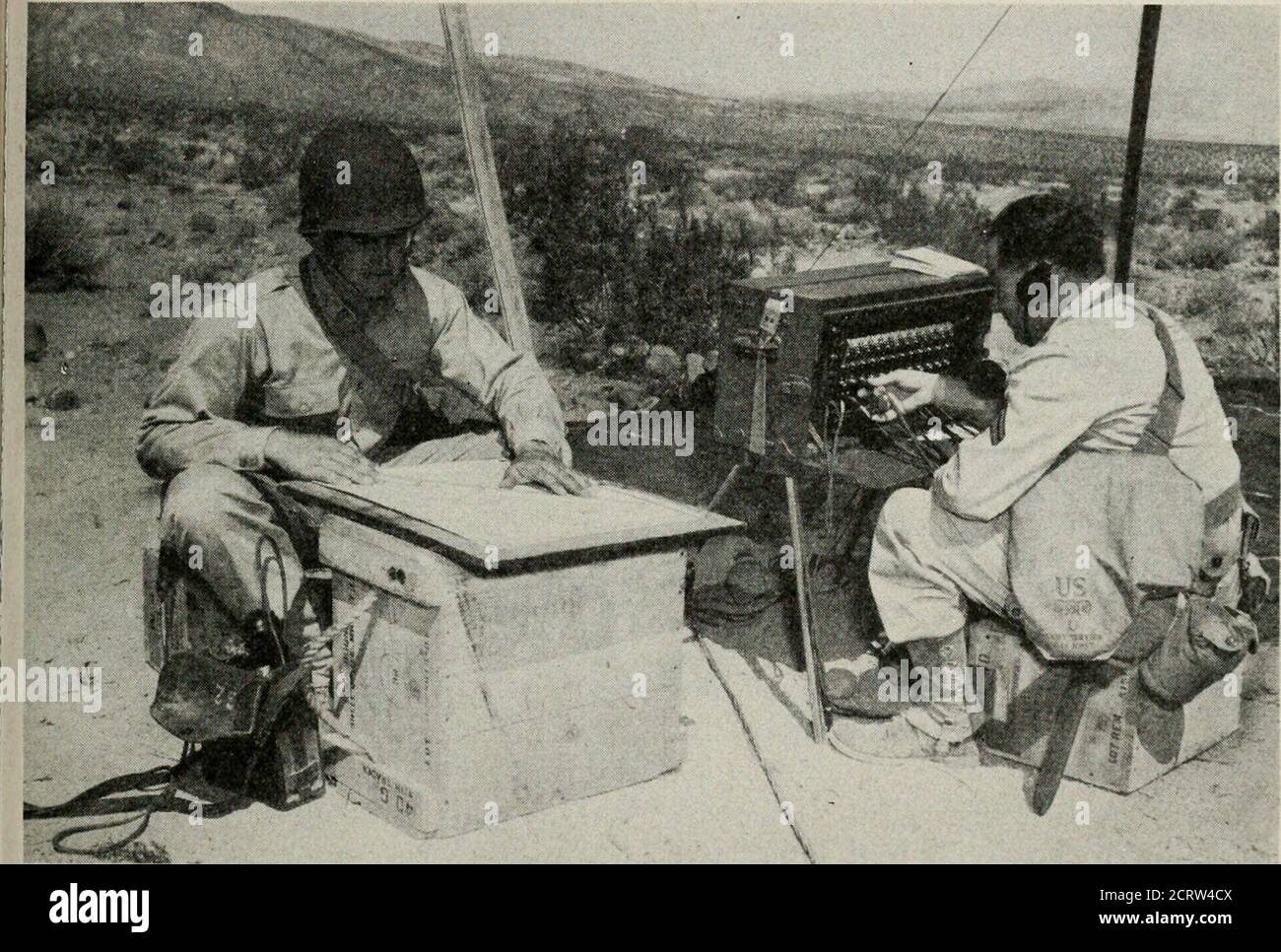 . Rivista Bell Telephone . ce. Specialist 2 Master Sergeant Line Foreman Master Sergeant Chief Telegraph Printer Operator Master Sergeant Wire Chief Technical Sergeant Asst. Line Foreman Technical Sergeant Asst. Capo Tel Operatore di stampante tecnico Sergente assistente tecnico capo tecnico del filo - tecnico Insideman di 4° grado - tecnico Repeatman 2 di 4° grado - installatore di switchboard di 4° grado 2 tecnico - Frameman di 5° grado Jan U.I iry, 1942 1 1943 esperto Manpower J o il corpo di segnale 167 blitzkrieg ha dimostrato ancora una volta l'indispensabile superioricomessità delle comunicazioni per tiiis nuovo tipo ofwar Foto Stock