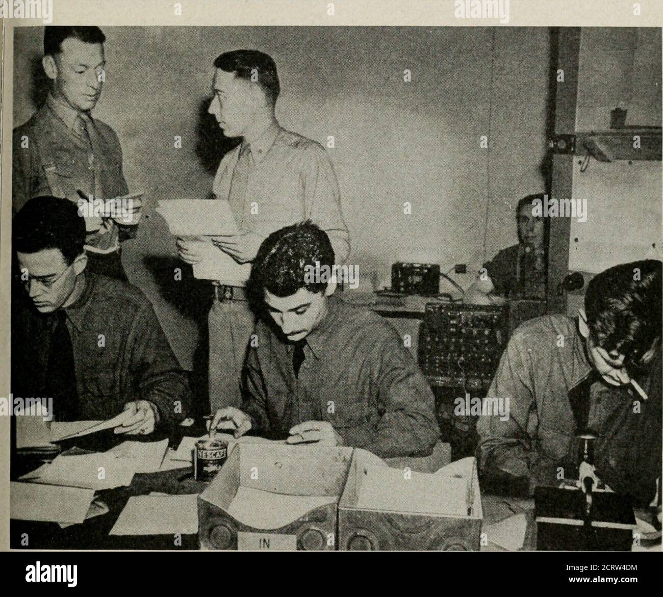 . Bell telefono rivista . Ted, uomini nei due gruppi è circa uguale. Proprio come ci sono molti tipi di unità affiliate, ci sono anche manylocations in tutto il mondo towhich sono stati inviati quei whoseformazione preliminare è complete.ovviamente questi luoghi non possono essere identificati beclosly, ma includono basi nei Caraibi e Atlanticareas, punti nel nord-ovest Canadae Alaska, isole nel sud-ovest del Pacifico, E centri di attività militare in Australia, Medio Oriente e in molte parti dell'Africa nord-occidentale. 1943 Manpower esperto per il corpo di segnale 171 come questo è scritto, tre settimane a. Foto Stock