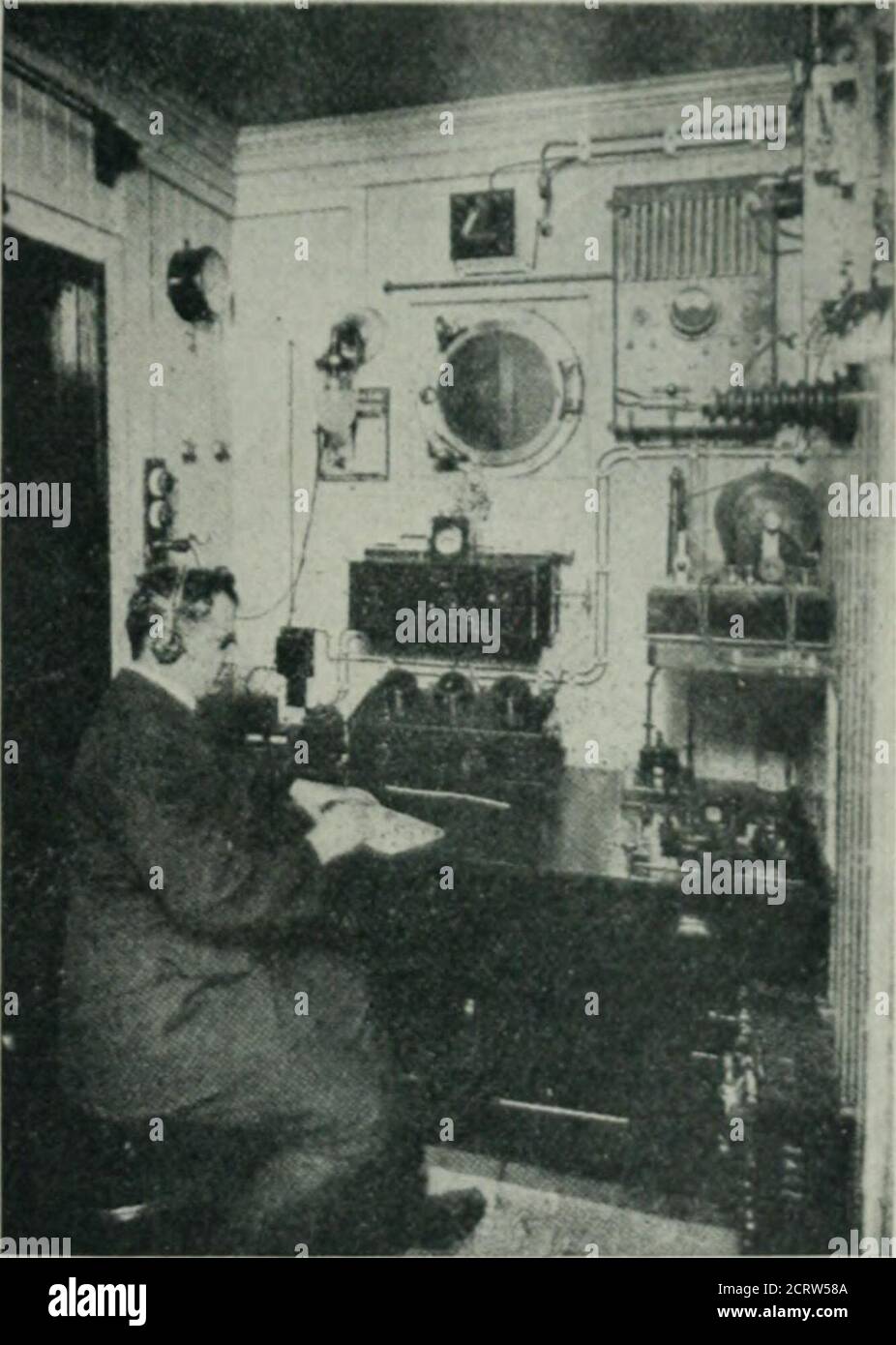 . Un manuale elementare di radiotelegrafia e radiotelefonia per studenti e operatori . )iniled da un <^AFV attaccato al palo principale anteriore, e brou^ht in attraverso un insuhitur alla cabina.le stazioni Marconi slioro sono, per accordo speciale con il servizio telegrafico postale di Jhili^li, collegate con le linee terrestri. Fig. 17.-Vista dell'interno di una nave Marconi Cabinwith Wireless Telegraph Plant. Del paese, in modo che siano in stretta corrispondenza con ogni luogo in cui c'è un telegrafo postale lonice. Supponendo, quindi, che la SS. Campania, avvicinandosi al sud di Irelan Foto Stock