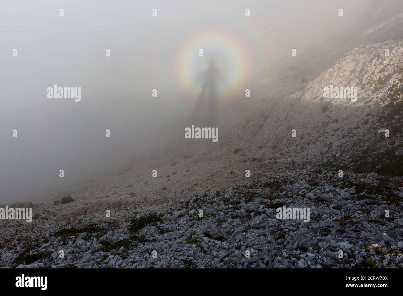 GRAN SASSO - fenomeno ottico chiamato gloria formata da a. combinazione di nebbia e sole Foto Stock