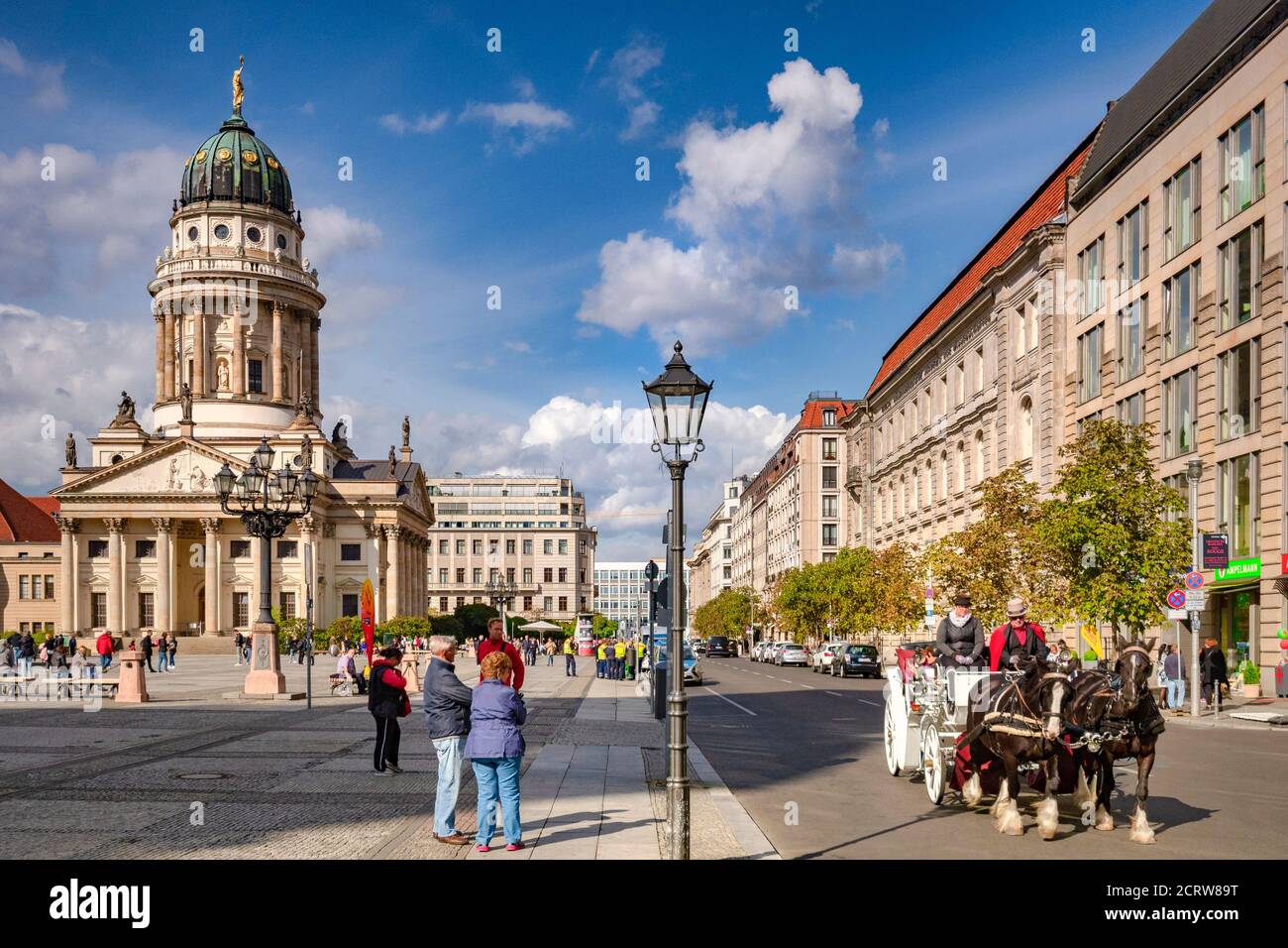 22 Settembre 2018: Berlino, Germania - Giro in carrozza nella piazza Gendarmenmarkt, con la chiesa francese sulla sinistra, i turisti a guardare come g Foto Stock