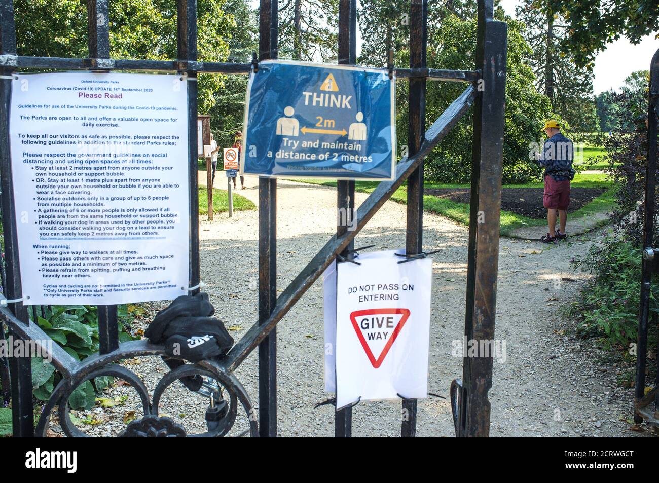 Istruzioni di allontanamento sociale allegate al cancello per Oxford University Parks, Oxford, Regno Unito Foto Stock