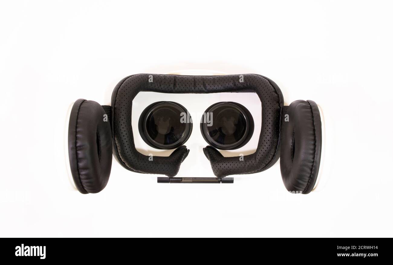 Occhiali VR o casco Virtual Reality Headset isolati su sfondo bianco per immagini concettuali. Foto Stock