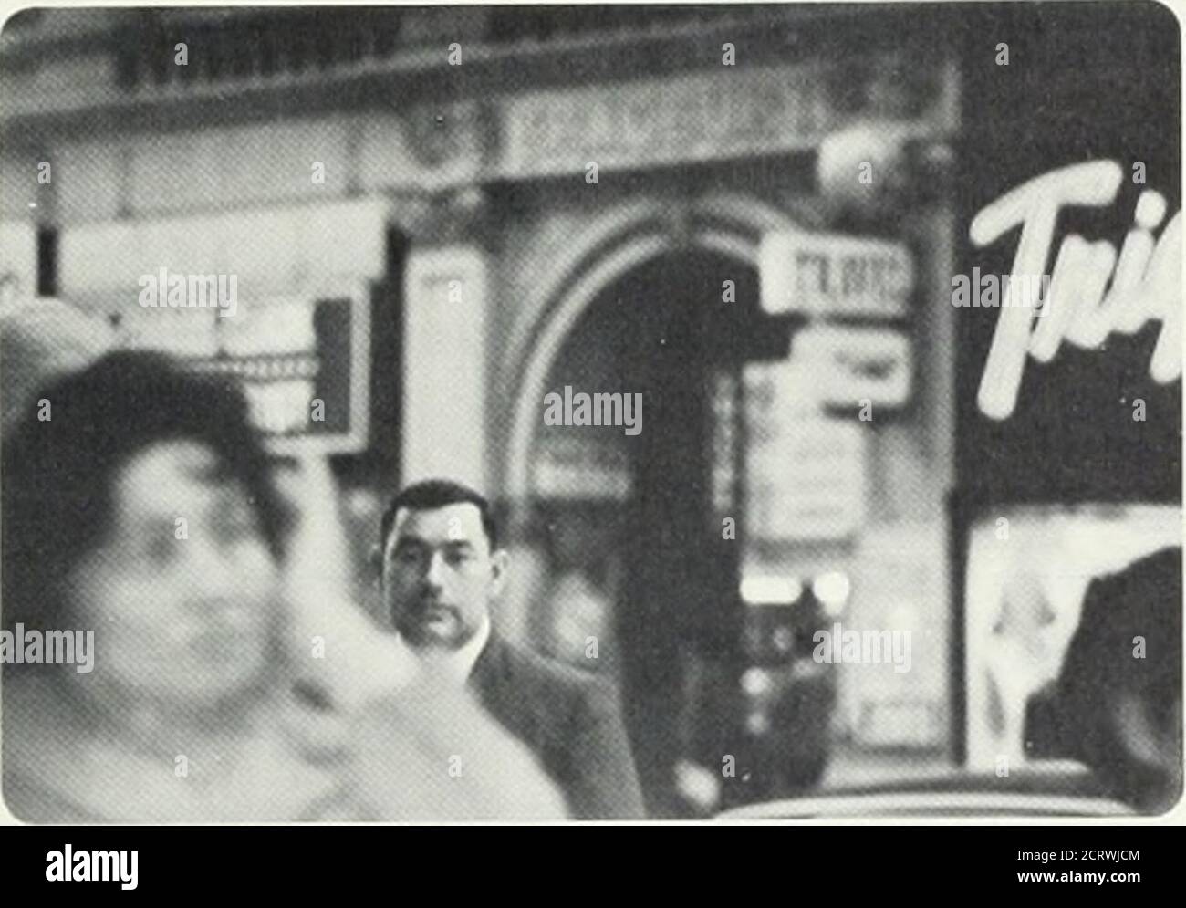 . Rivista Bell Telephone . A Man and His City Page 36 ^ATsT BELL phone magazine Leighton C. Gilman, redattore Donald R. Woodford, Managing Editor al Catalano, Art Director Alix L. Ritchie, associate Editor Harold N. Schott, Jr., Assistant Editor H. I. Romnes, Presidente del Boardben S. Gilmer, PresidentJohn D. DeButts, Vice Presidente Charles E. Wampler, SecretaryJohn J. Scanlon, Tesoriere VOLUME 46 NUMERO 2 MARZO/APRILE 1967. IN COPERTINA - è un uomo profondamente impegnato a tohis communily, East LNS Angeles, California Ray, che esprime opinioni sul coinvolgimento del business e del Rey Foto Stock