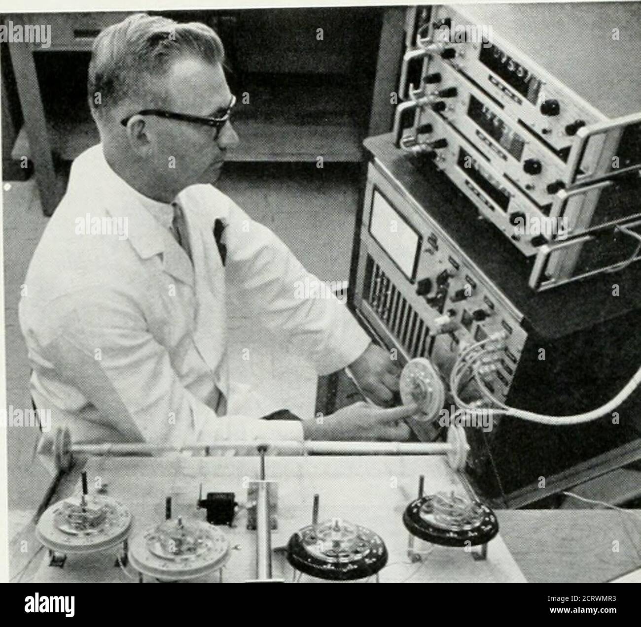 . Bell phone magazine . s di nuovi modelli, idee per lo sviluppo di prodotti ad-Iance e riduzione dei costi-&lt; ion sono messi attraverso una serie completa di prove ■ OFI tandardiate e improvvisate concepite in laboratorio. Solo i migliori sopravvivono. Partendo dalla cadenza della telefonoproduzione, il laboratorio P&R è costituito da due camere, non potabili, climatizzate, dove l'umidità relativa è mantenuta al 50%. Il laboratorio è un vero e proprio side-show. Un meccanismo di test di caduta, che assomiglia ad una linea guillo- :, simula lo stress su un telefono acci-dentalmente caduto da una scrivania o tavolo-top.iun'altra macchina rimuove e riaggancia r Foto Stock