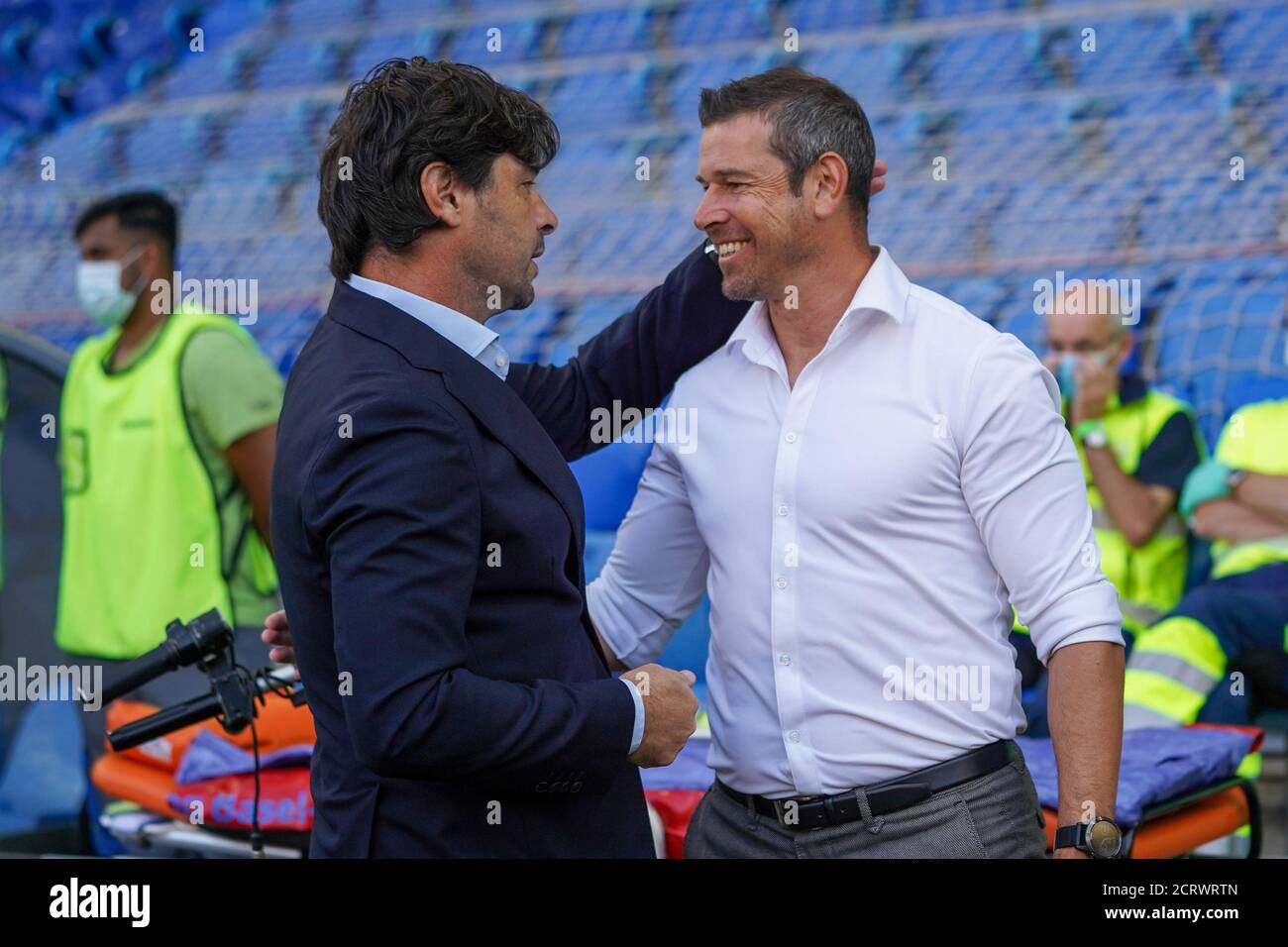 20.09.2020, Basilea, St. Jakob-Park, Fussball Super League: FC Basel 1893 - FC Vaduz, Headcoach Ciriaco Sforza (Basilea) saluta l'assistente tecnico della materia romana (Vaduz, destra) Foto Stock