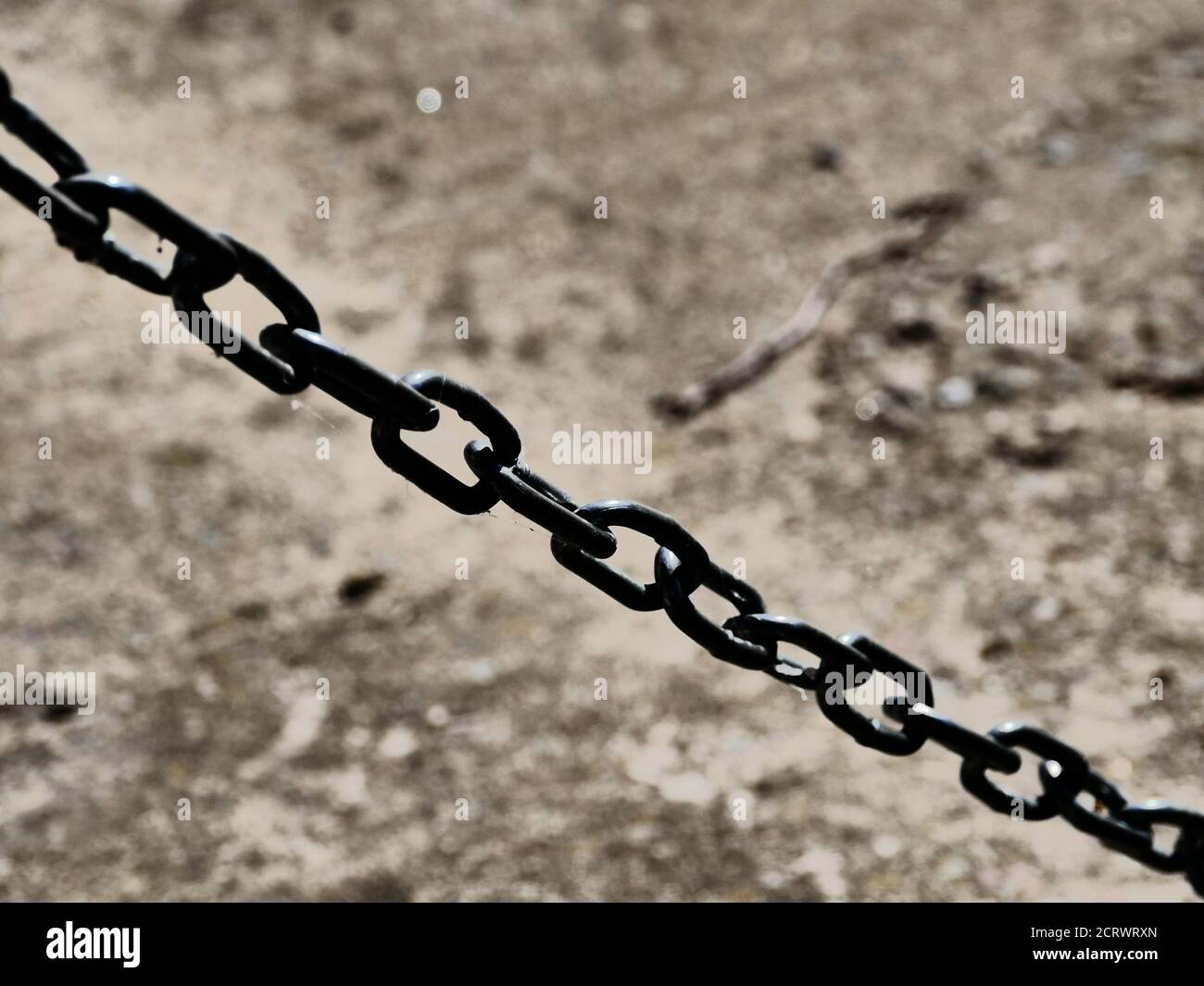 catena in ferro nero concetto diagonale di assenza di libertà, oppressione Foto Stock