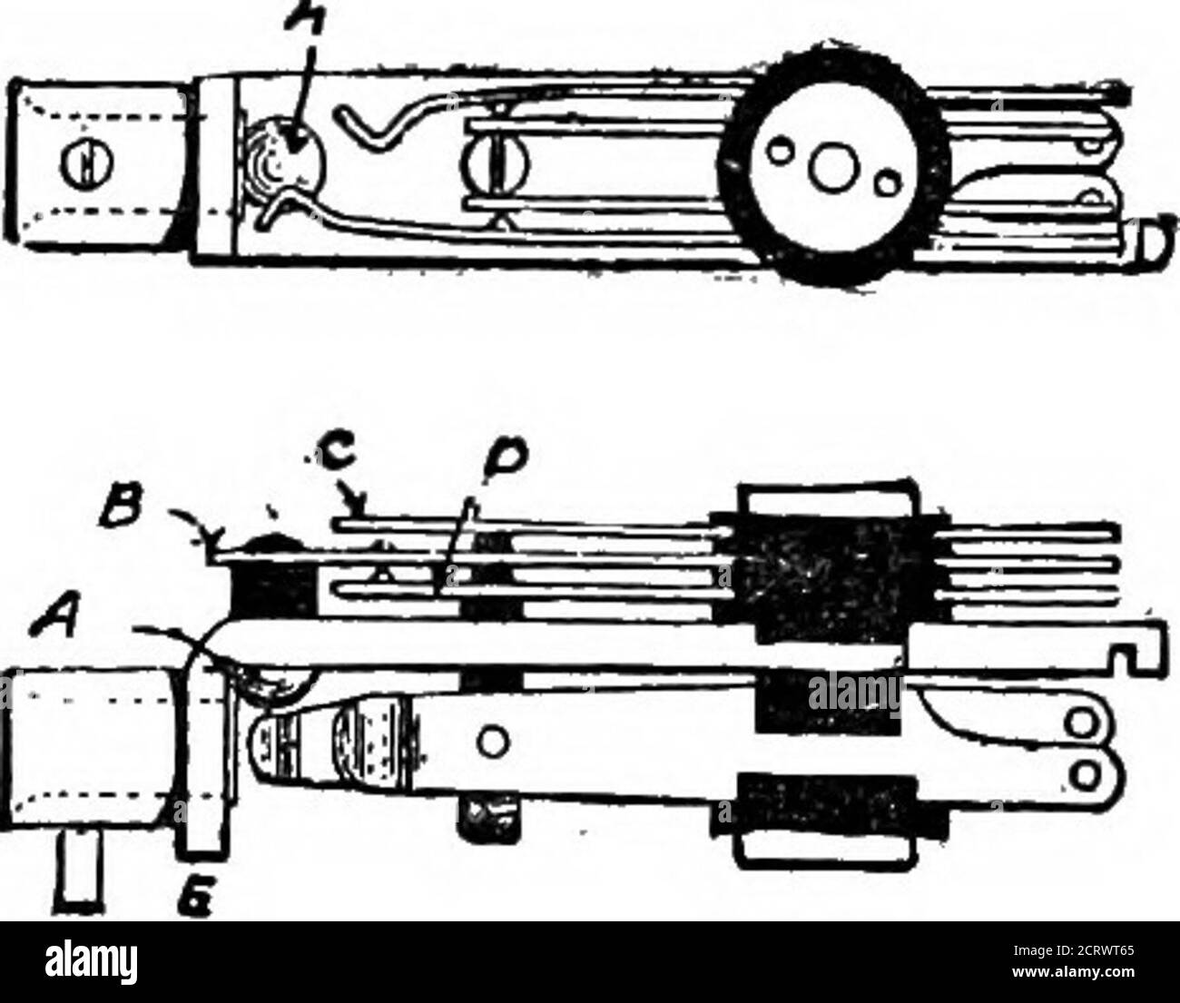 . Il sistema telefonico dell'ufficio postale britannico. Un manuale pratico . Figura 63. Estremità curva della molla più corta, e la molla lunga poggia sulla parte posteriore della spina di ottone. Ciò solleva le due molle esterne dalle molle interne, lasciando così le molle interne scollegate. Nella figura 62 si vede che la molla lunga è a contatto con la molla interna più vicina, ela molla corta è a contatto con l'altra molla interna. Queste molle di commutazione sono denominate molle di commutazione a cinque punti, il quinto essendo il corpo della molla di commutazione, che è occasionalmente impiegato e serve per collegare Foto Stock