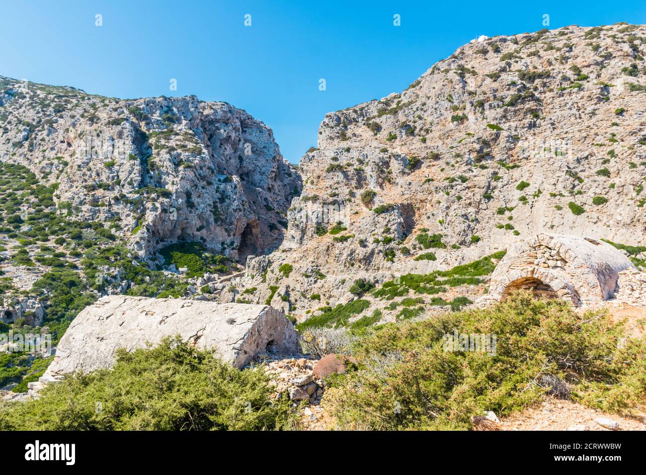 Vista panoramica delle rovine del villaggio dei pirati sull'isola di Saria, sull'isola di Karpathos, Grecia Foto Stock