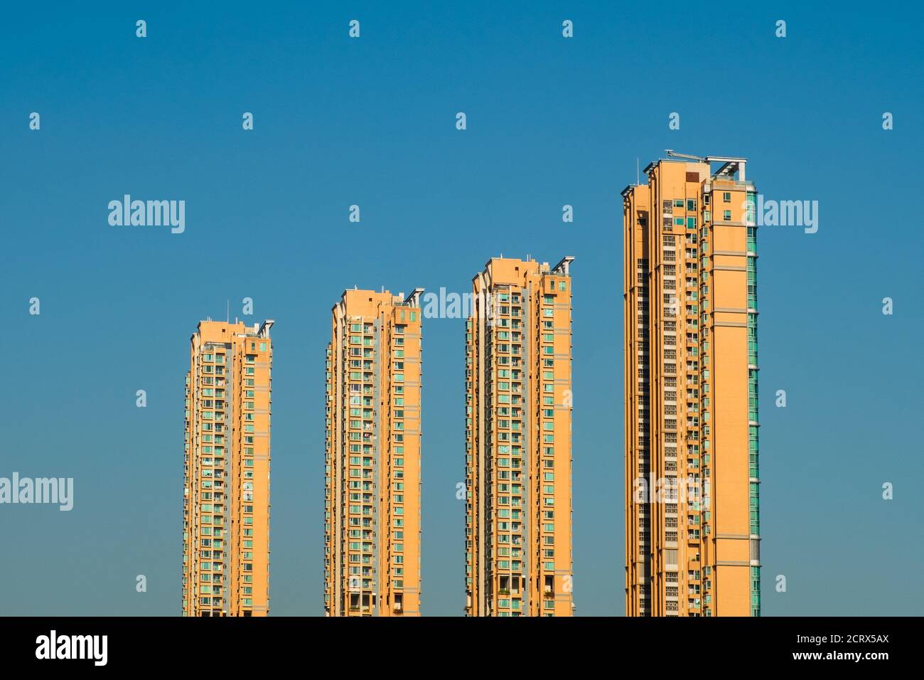 Alti edifici residenziali e case di appartamenti a Hong Kong Foto Stock