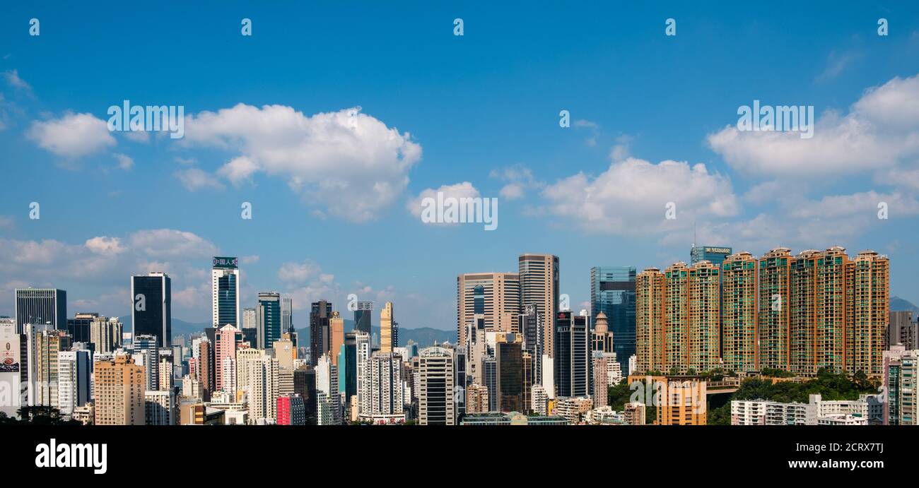 Alti edifici residenziali, skyline di Hong Kong - Foto Stock