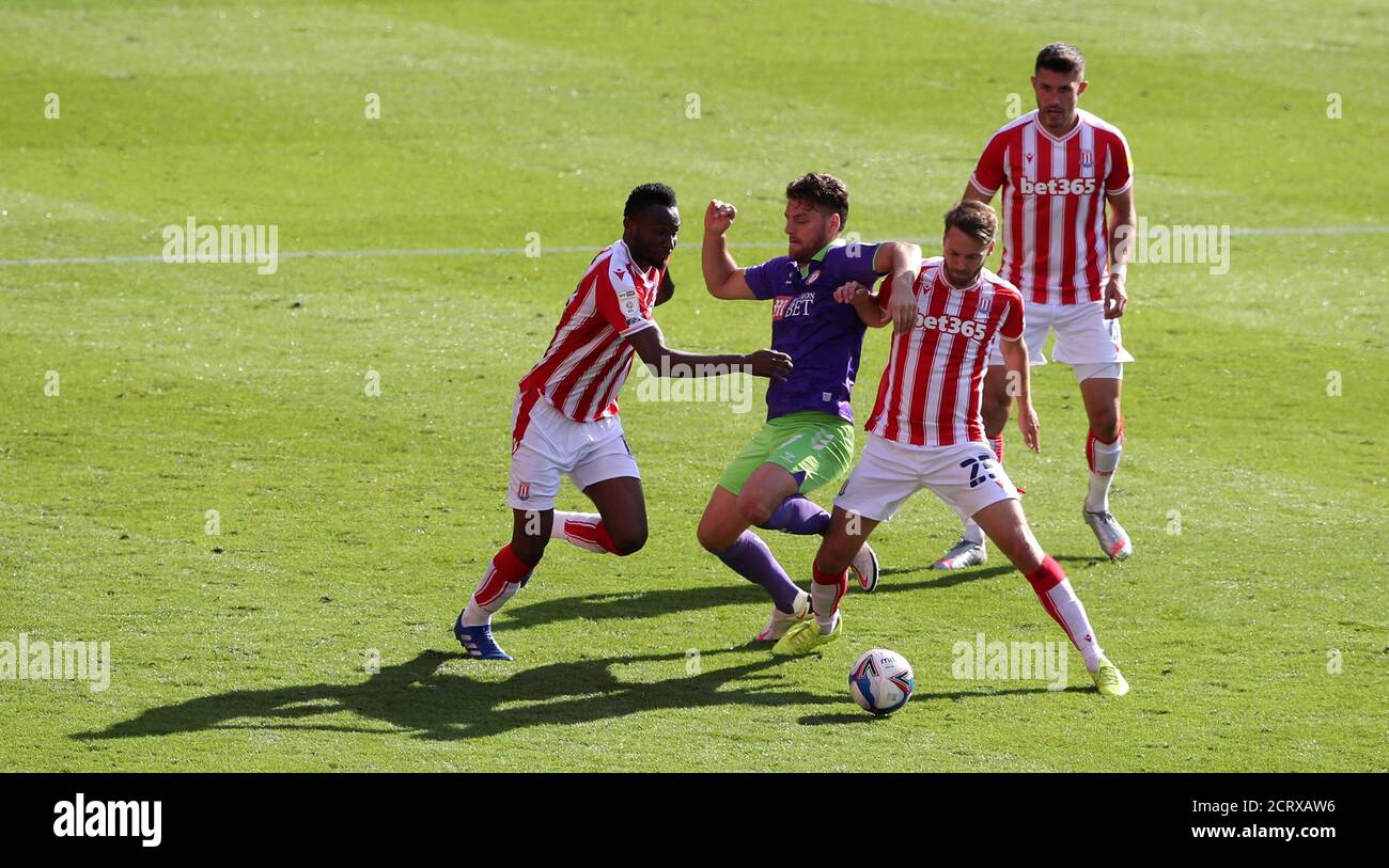 Chris Martin di Bristol City (centro) combatte per la palla con John OBI Mikel di Stoke City (a sinistra) e Nick Powell durante la partita del campionato Sky Bet allo stadio bet365, Stoke. Foto Stock