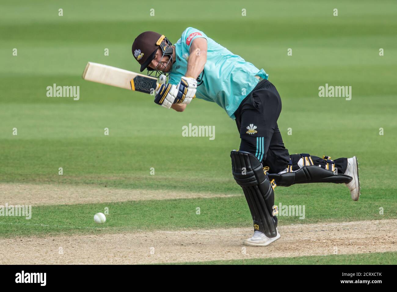 Londra, Regno Unito. 20 settembre 2020. Laurie Evans si è inginocchiato mentre Surrey prende Kent nella partita Vitality T20 Blast al Kia Oval. La partita è stata disputata in uno stadio vuoto a causa delle restrizioni del Covid-19. David Rowe/Alamy Live News Foto Stock