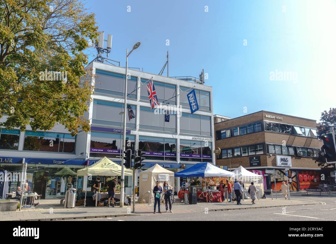 Bandiere 'Thank You NHS' che volano su Mayfield House, Summertown, Oxford, Regno Unito. Si sta svolgendo un mercato di strada della domenica. Foto Stock