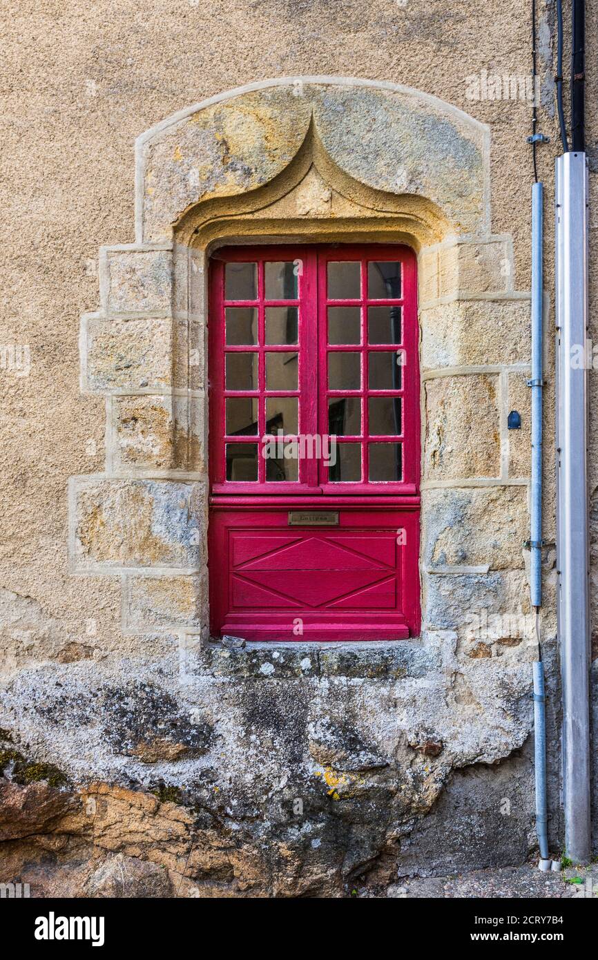 Nuova porta convertita con arco in pietra 'ogee' sopra la strada a Saint-Benoit-du-Sault, Indre (36), Francia. Foto Stock