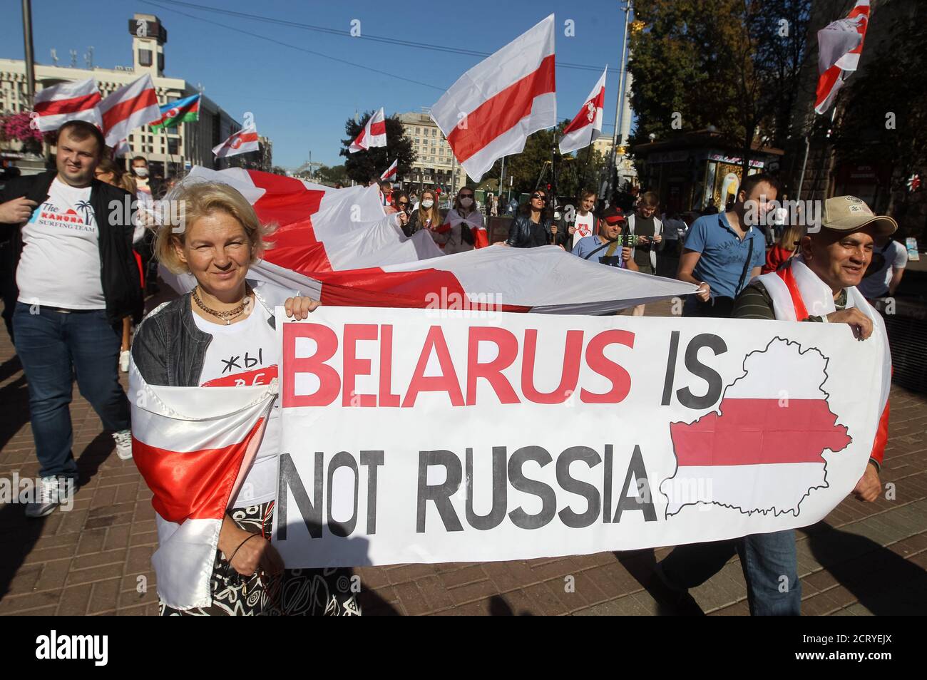 Kiev, Ucraina. 20 Settembre 2020. La gente partecipa al rally di solidarietà con le proteste in Bielorussia a Kiev, Ucraina, 20 settembre 2020. I membri della comunità bielorussa in Ucraina e gli attivisti ucraini hanno tenuto la marcia della solidarietà con le proteste bielorusse contro i risultati delle elezioni presidenziali. Credit: Serg Glovny/ZUMA Wire/Alamy Live News Foto Stock