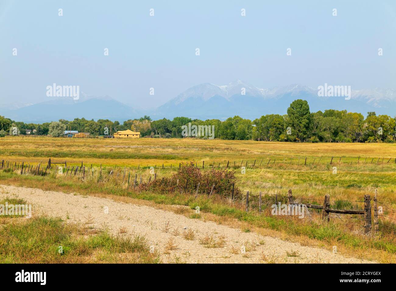 Il fumo Wildfire maschera la vista del Monte Shavano 14,235 metri; Sawatch Range; Montagne Rocciose; dalla Arkansas River Valley; Salida; Colorado; USA Foto Stock